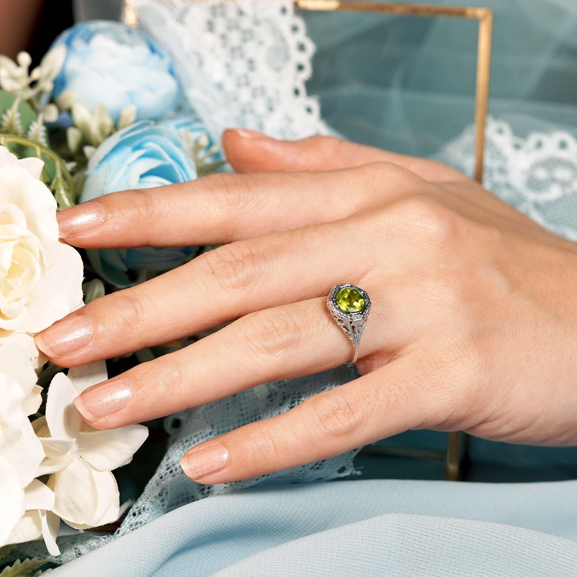 Filigraner natürlicher Peridot im Vintage-Stil aus massivem 9K Weißgold im Angebot 1