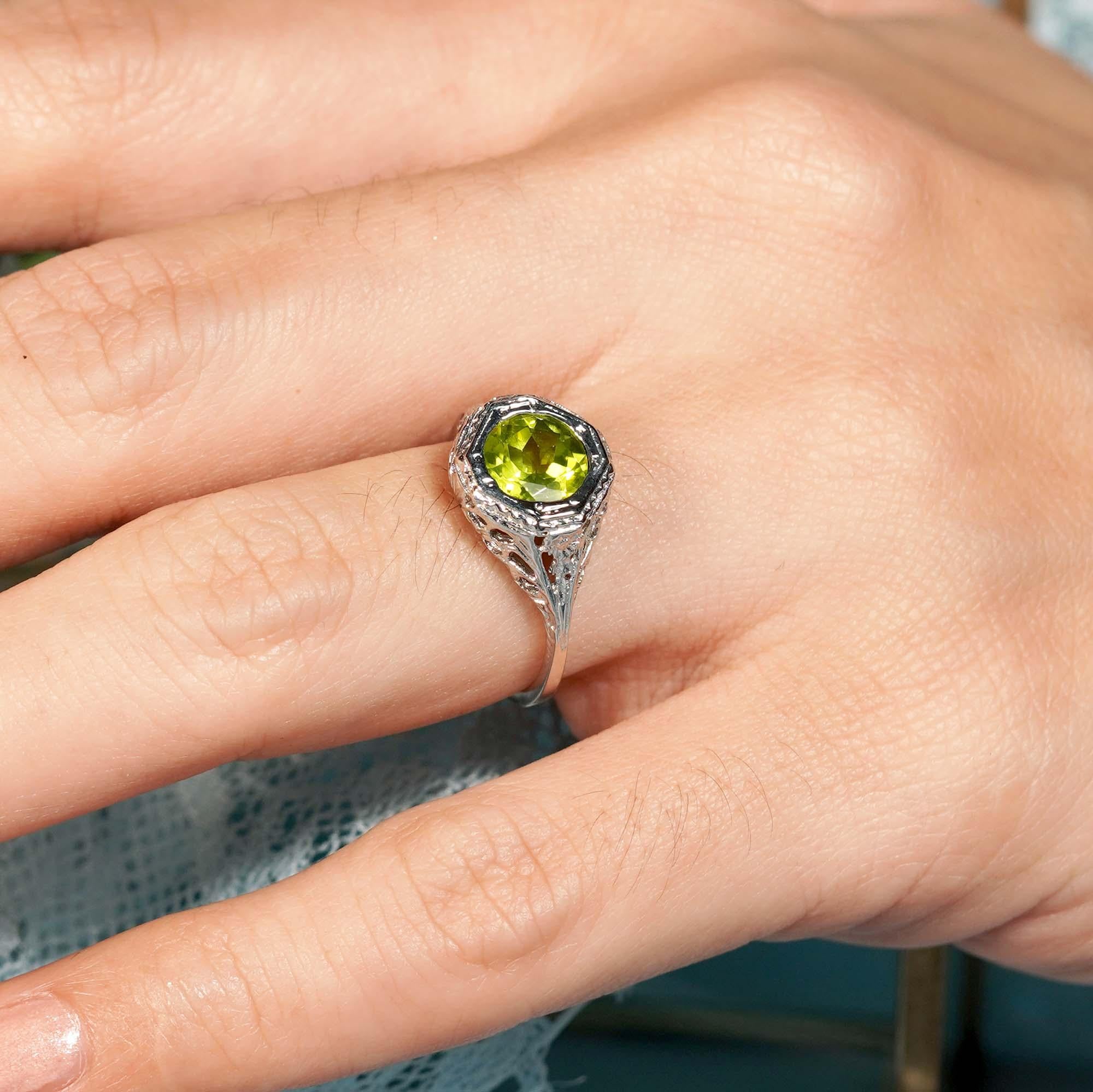 Filigraner natürlicher Peridot im Vintage-Stil aus massivem 9K Weißgold im Angebot 2