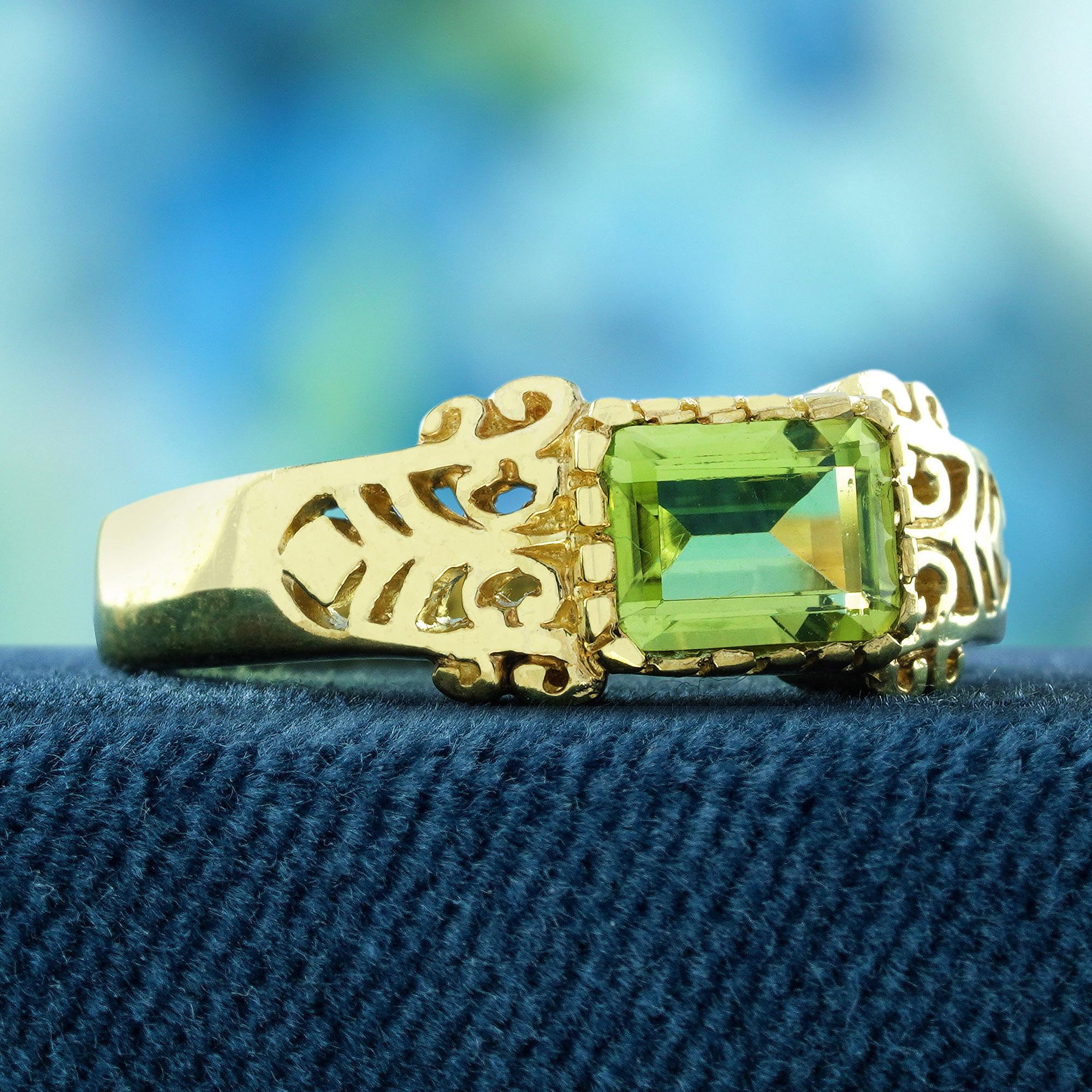 Edwardian Natural Peridot Vintage Style Ring in 9K  Yellow Gold For Sale