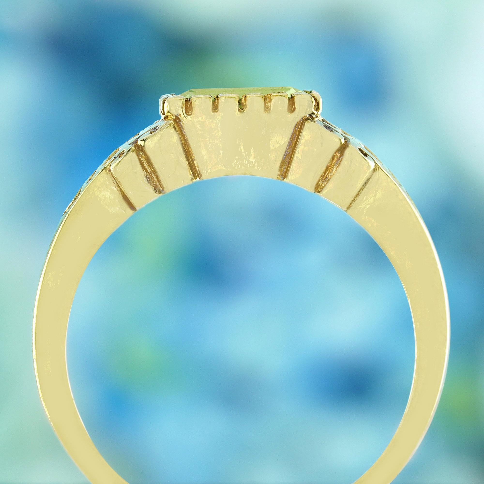 Natural Peridot Vintage Style Ring in 9K  Yellow Gold In New Condition For Sale In Bangkok, TH