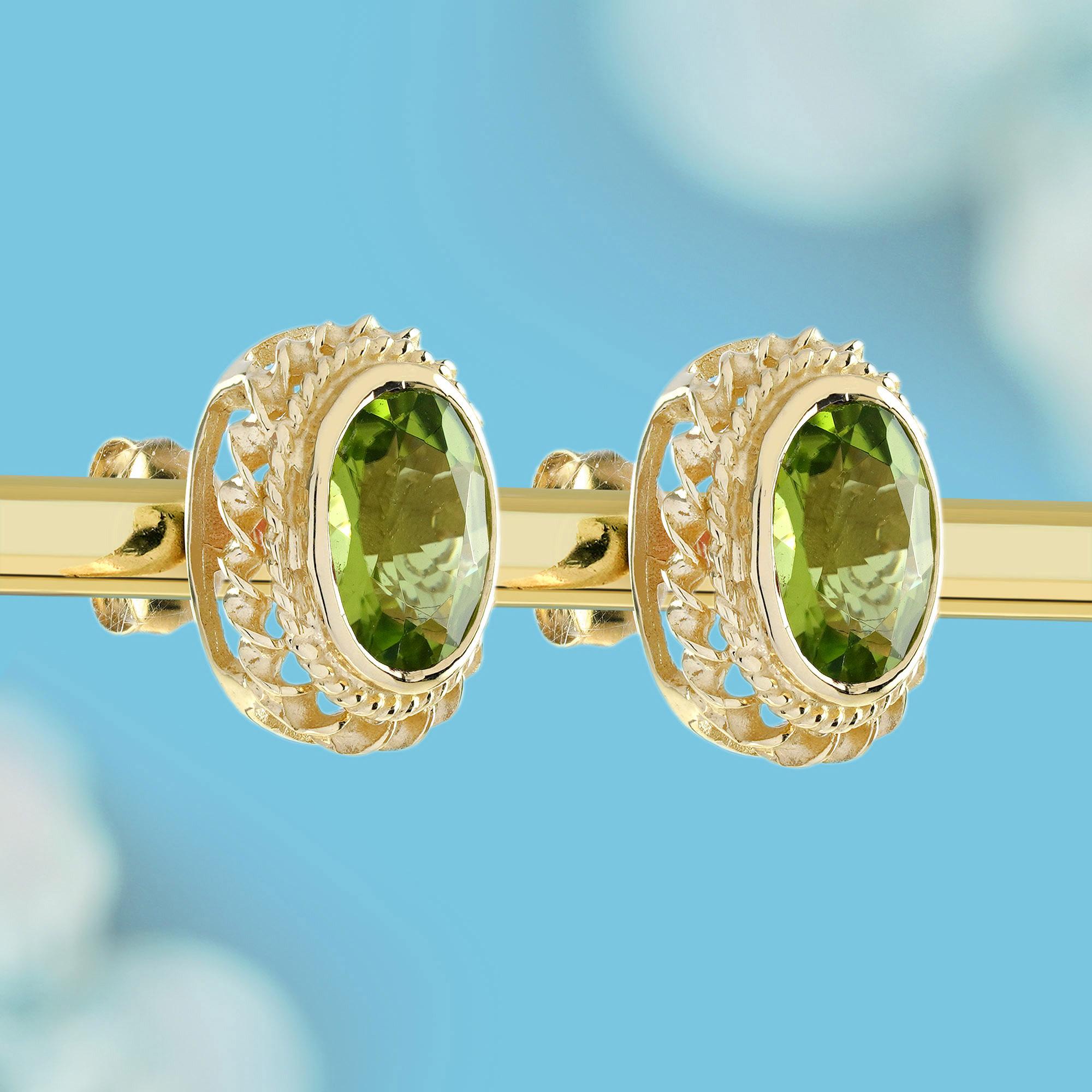 Edwardian Natural Peridot Vintage Style Rope Motif Stud Earrings in 9K Yellow Gold For Sale