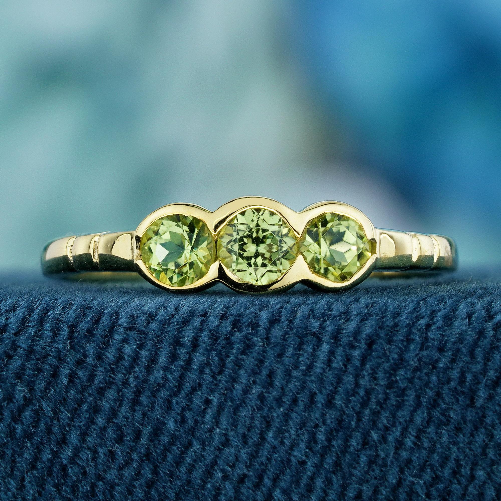 La bague présente un style vintage. La monture en or jaune chaud complète magnifiquement le cœur de la bague, qui est constitué de trois péridots naturels vert lime, solidement nichés dans un chaton. Cette bague n'est pas seulement un bijou, c'est