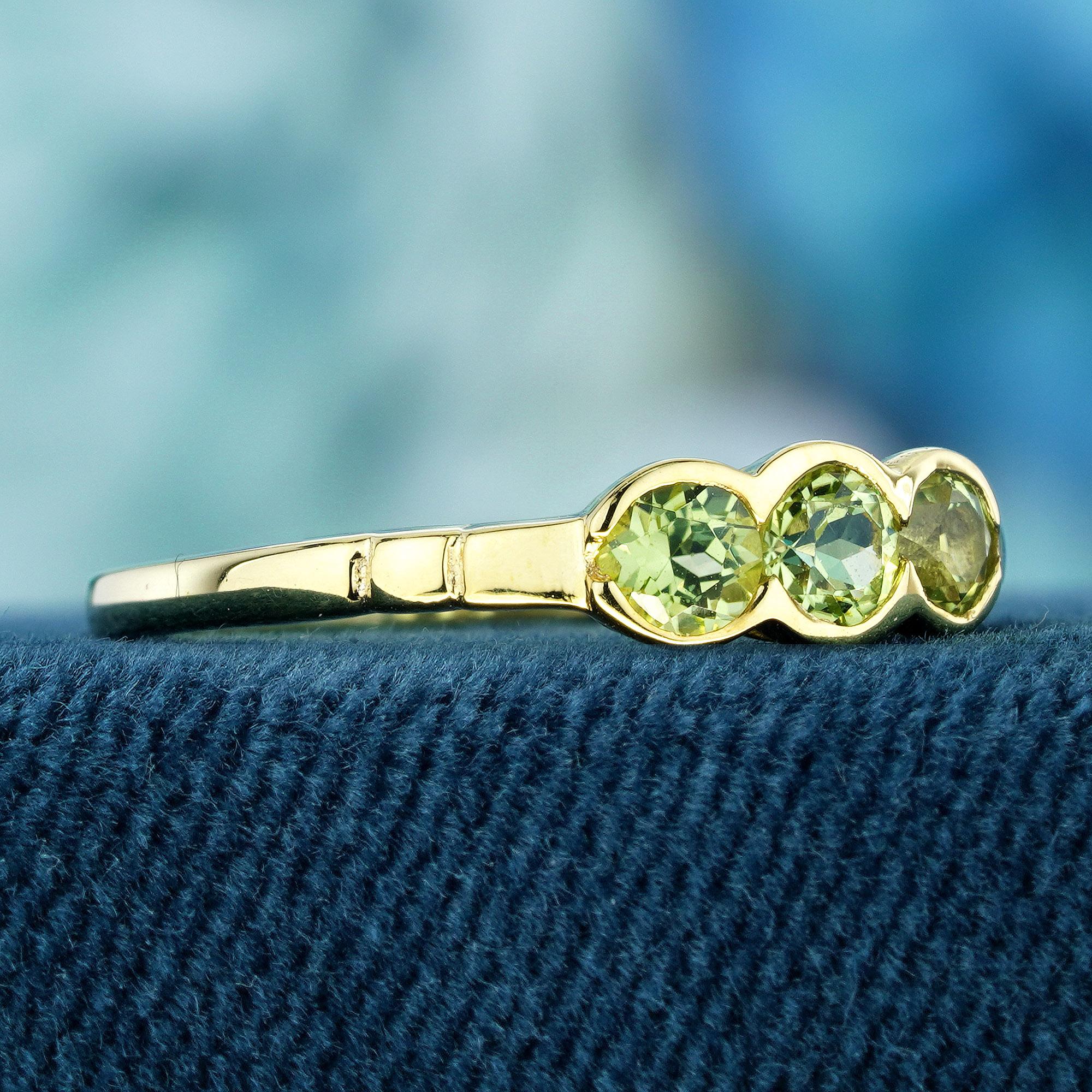 Édouardien Bague vintage à trois pierres en or jaune massif 9 carats avec péridot naturel en vente