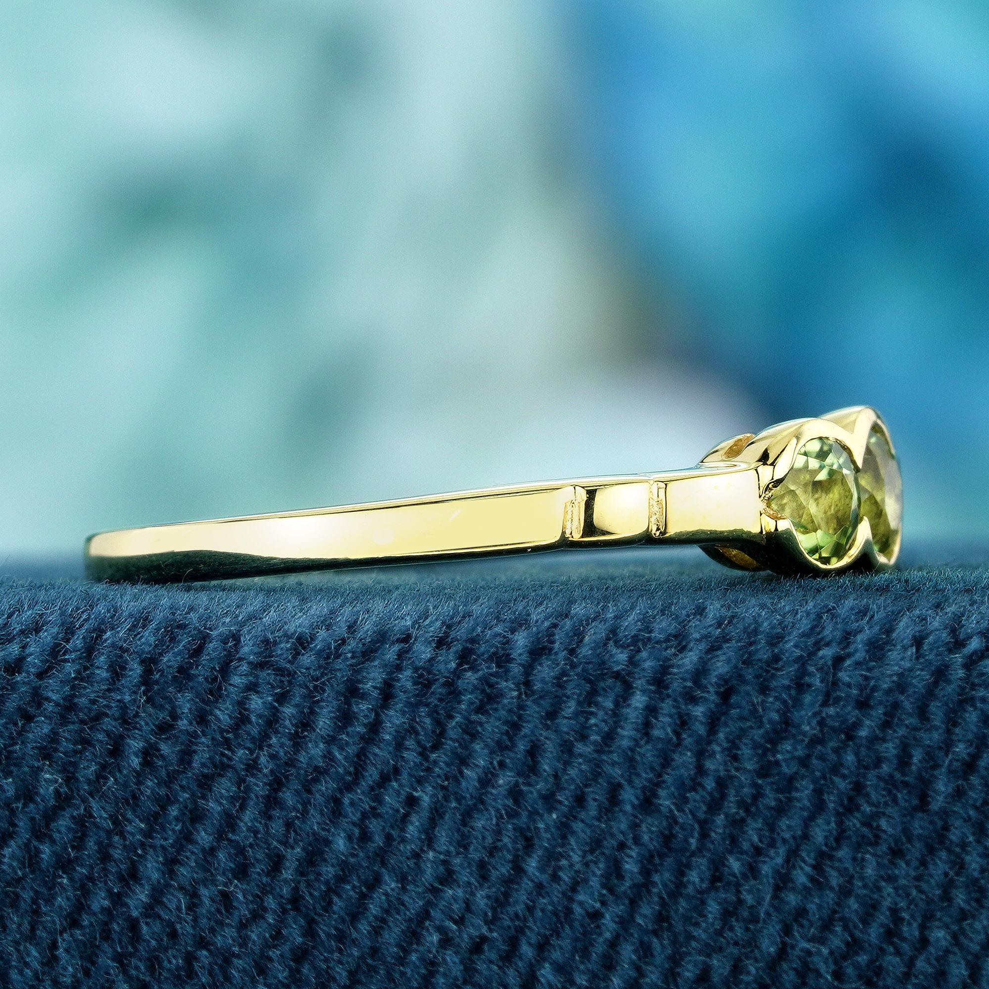 Taille ronde Bague vintage à trois pierres en or jaune massif 9 carats avec péridot naturel en vente