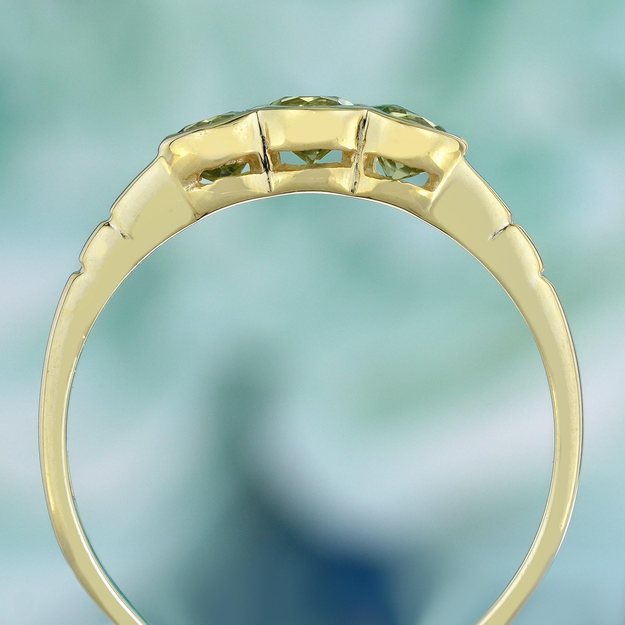 Bague vintage à trois pierres en or jaune massif 9 carats avec péridot naturel Neuf - En vente à Bangkok, TH