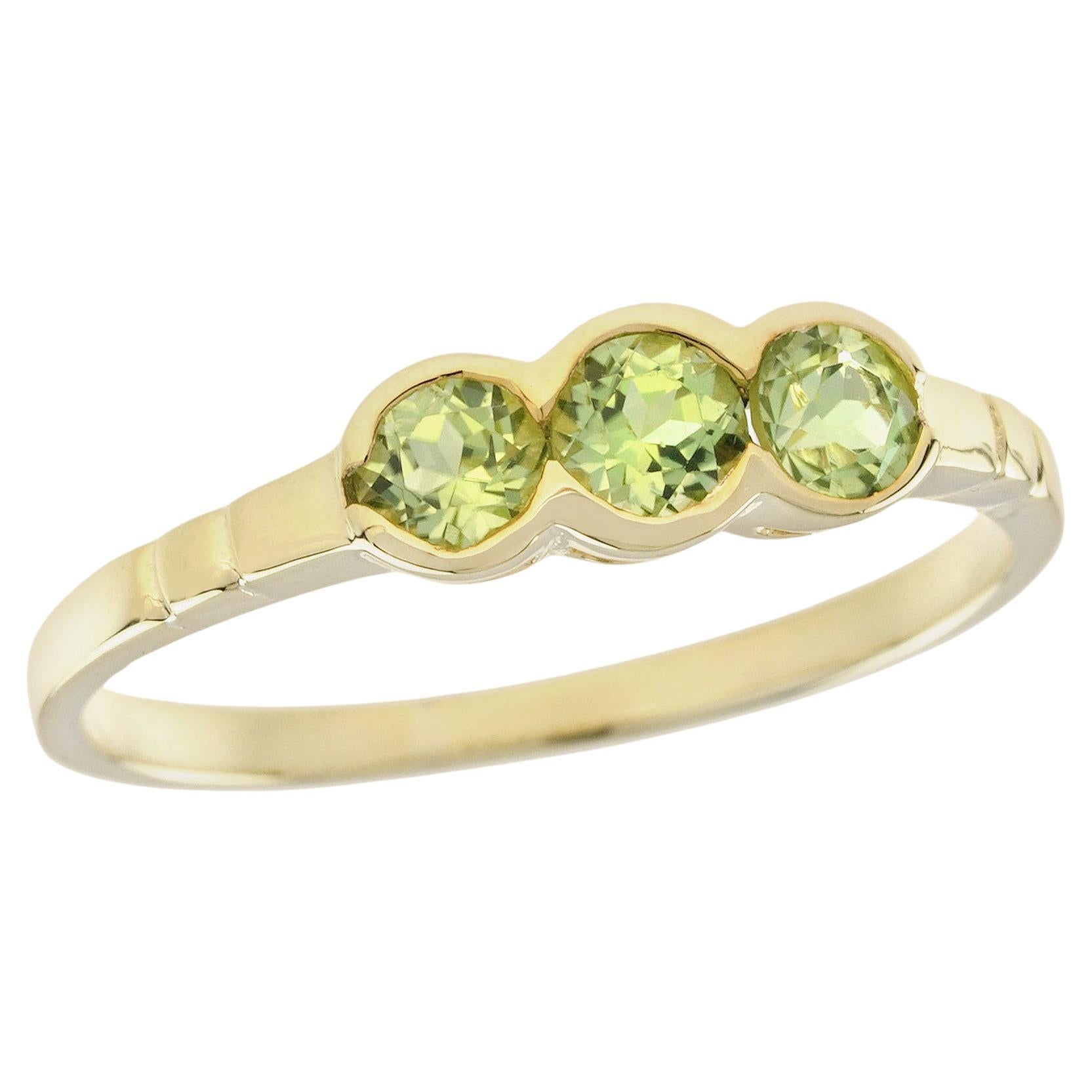 Natürlicher Peridot Vintage-Ring mit drei Steinen aus massivem 9K Gelbgold im Vintage-Stil