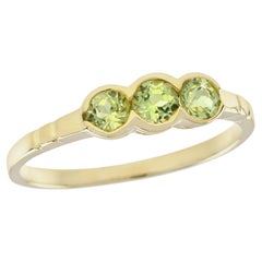 Natürlicher Peridot Vintage-Ring mit drei Steinen aus massivem 9K Gelbgold im Vintage-Stil