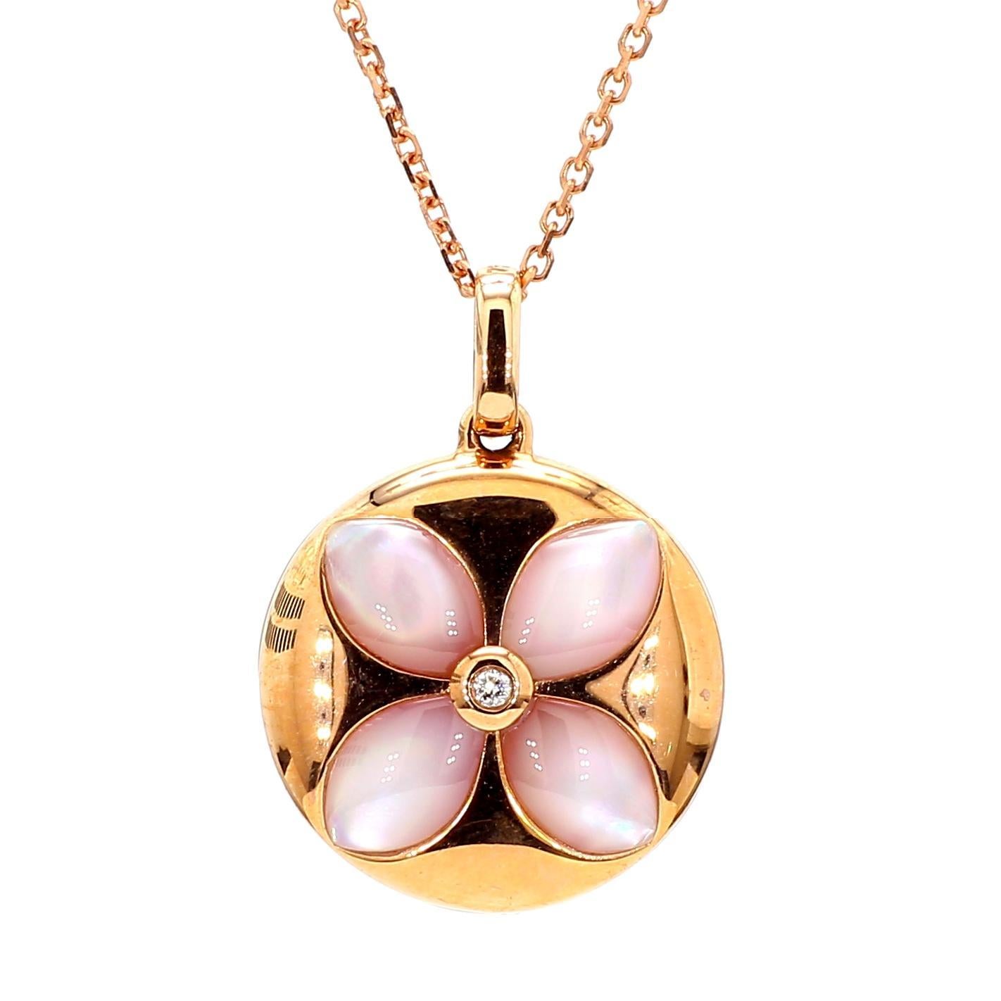 Il bellissimo ciondolo pinctada maxima di RareGemworld. Montato in una splendida montatura in oro rosa 18 carati con pinctada maxima rosa naturale e pinctada maxima bianca, completata da un diamante bianco naturale rotondo. Questo ciondolo è