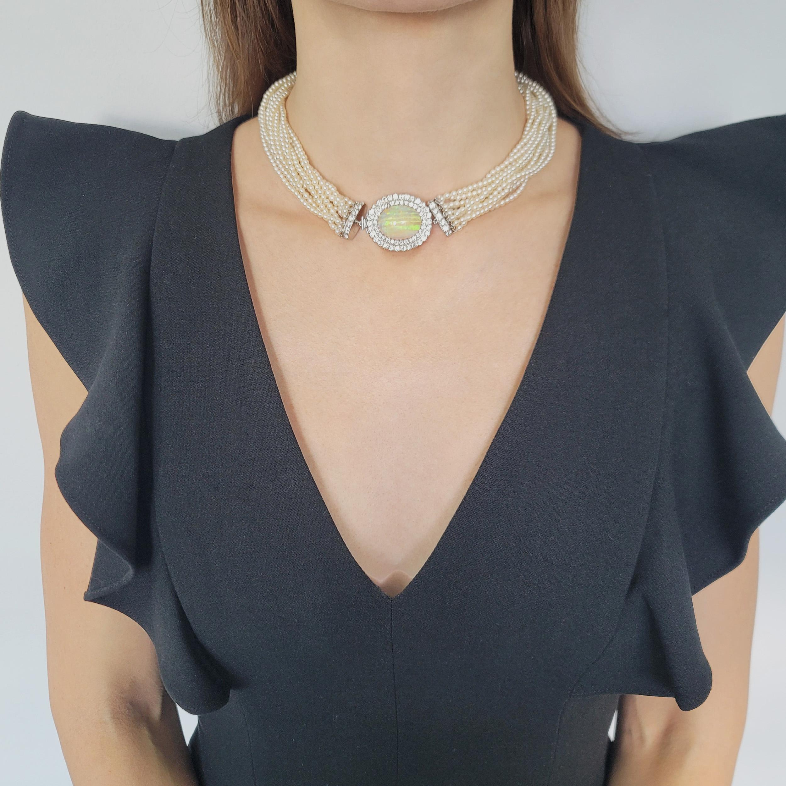 Collana a più fili di perle naturali, opale e diamanti in platino. La collana presenta un design a più file di perle naturali Pinctada d'acqua salata, ornato da una sostanziale chiusura in platino con un grande opale ovale cabochon circondato da una