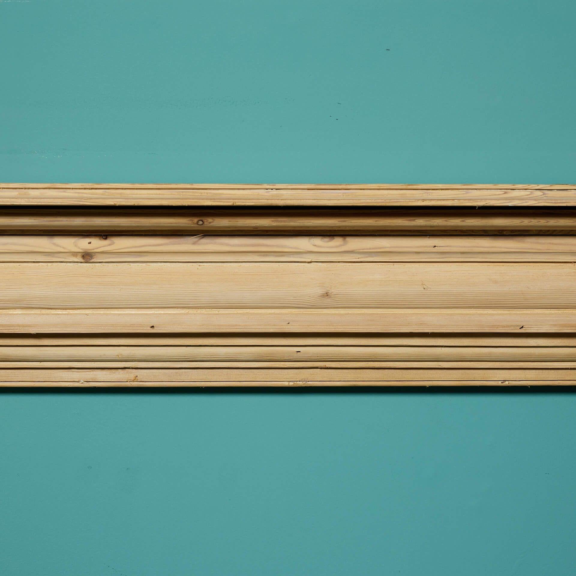 Antique Pine Georgian Bullseye Fireplace In Fair Condition For Sale In Wormelow, Herefordshire