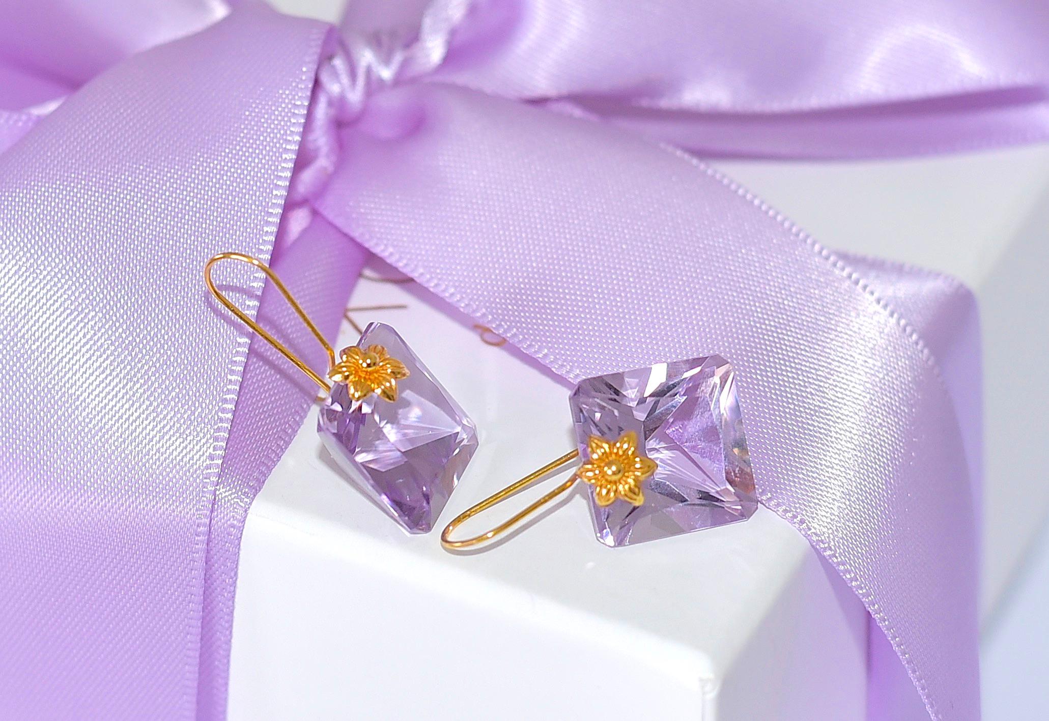 These wonderfully iridescent earrings are small but amazing! 18K solid Yellow Gold earring mounts are elegant, shiny, and timeless. the good price is just a bonus!

Natural Pink Amethyst (14mm x 14mm) 
18K Solid Yellow Gold 
Princess cut. 
Length: 1