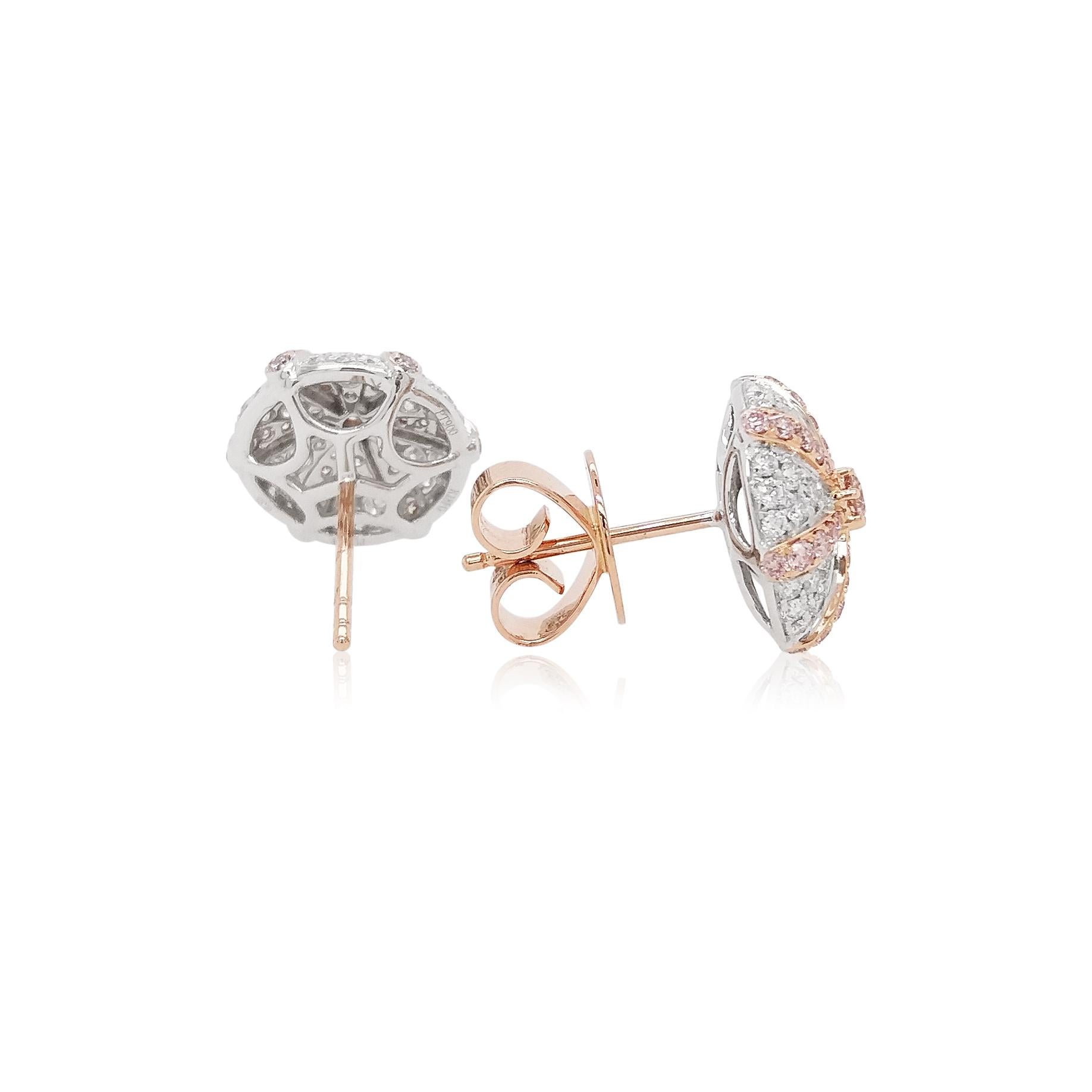 Magnifiques boucles d'oreilles en platine présentant une délicate palette de couleurs de diamants roses Argyle et de diamants blancs, parfaitement formés en grappe en forme d'étoile et rehaussés d'or rose 18K serti de diamants. Associez ces boucles