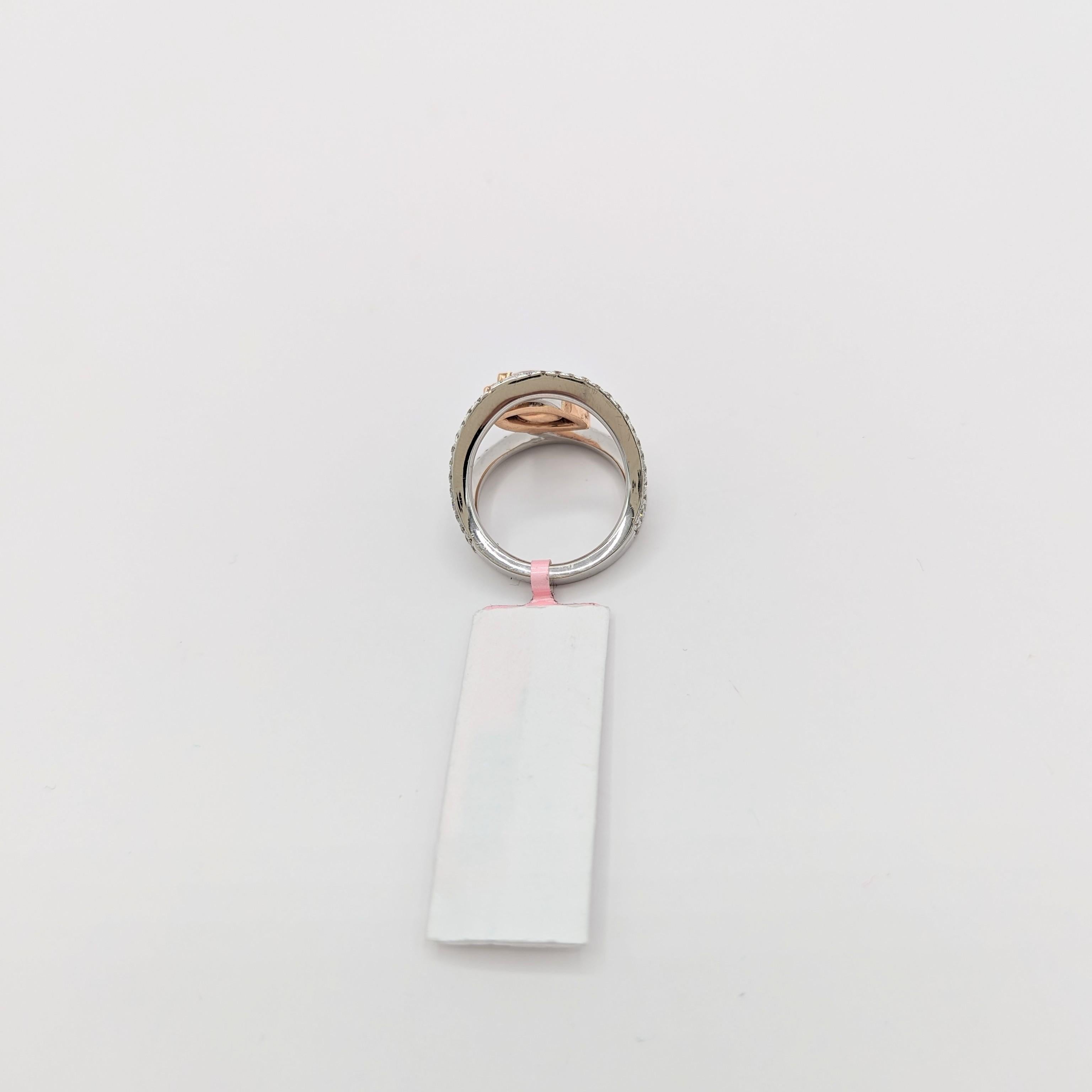 Anello con diamanti bianchi e rosa naturali in oro 14K a due toni in vendita 1
