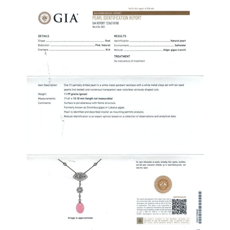 Découvrez la beauté exceptionnelle de ce pendentif en platine, orné d'une rare perle de conque rose naturelle de 12,98 carats, élégamment parée de diamants blancs brillants. Naturellement, la perle de conque est une des perles naturelles les plus