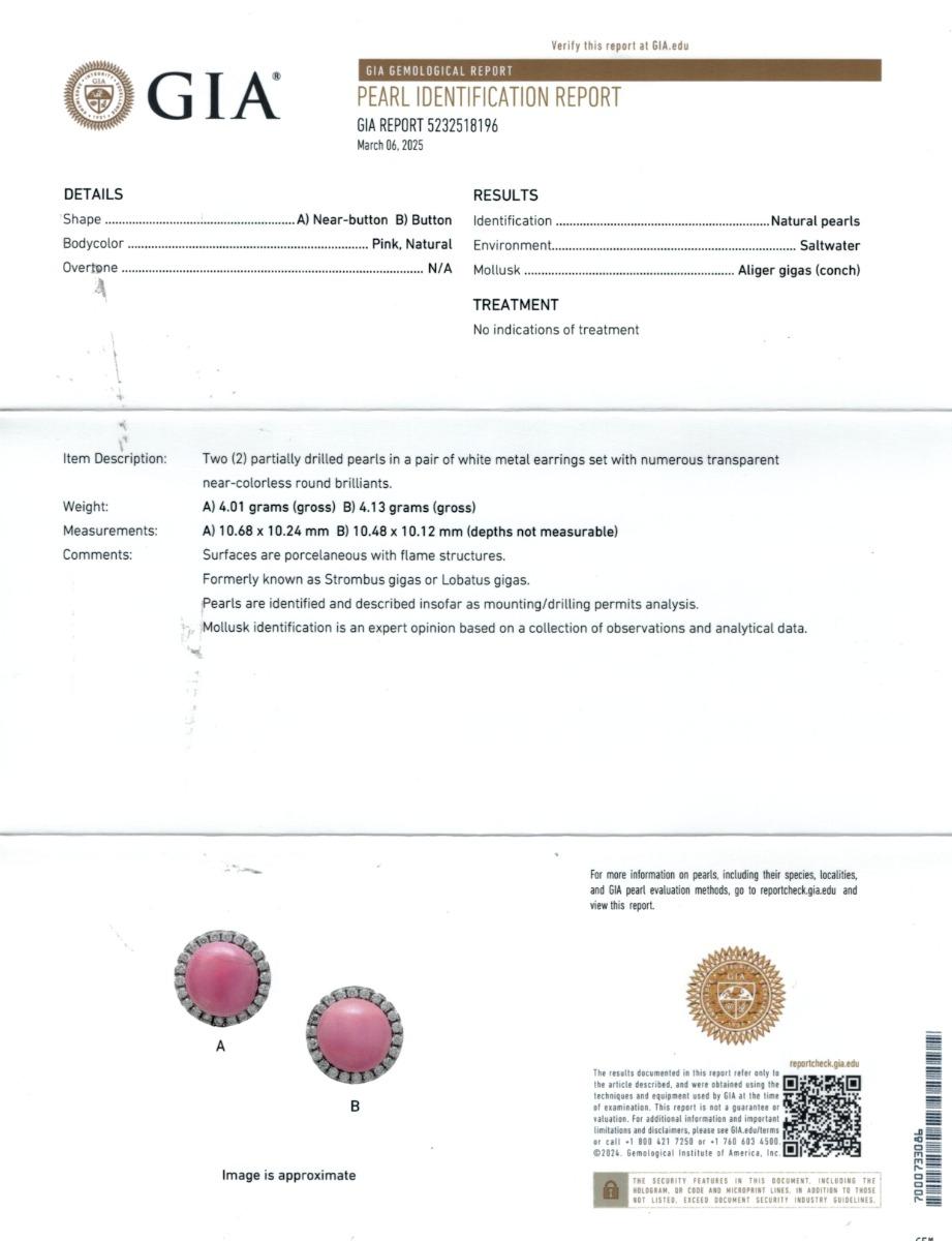 Experimenta la rara y refinada elegancia de estos pendientes de oro blanco de 18 quilates, con un impresionante par de perlas naturales de concha rosa que suman un total de 11,70 quilates, delicadamente acentuadas con brillantes diamantes blancos.