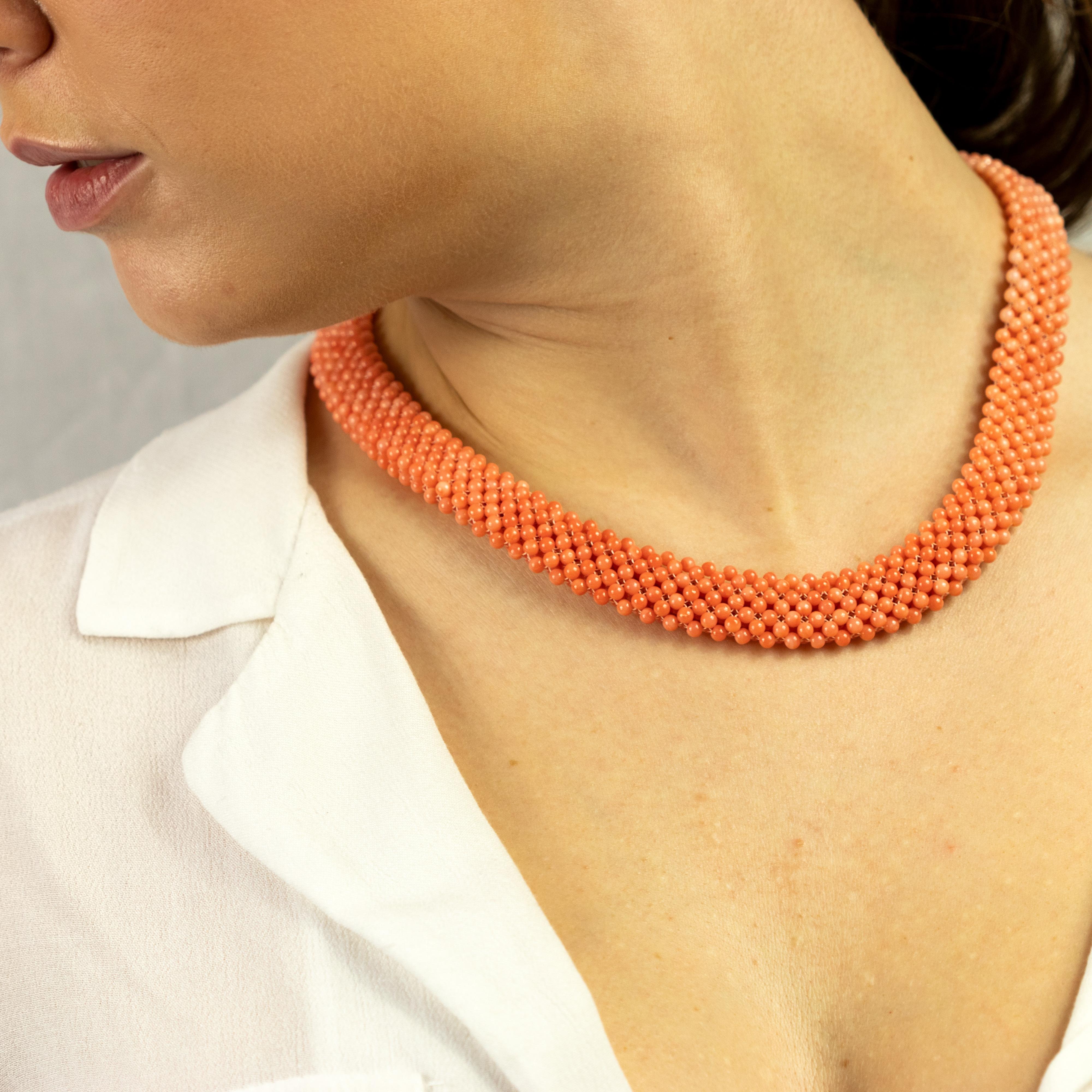 This classy and fashionable pink coral princess necklace is inspired in a soft look. For a simple and elegant woman not afraid of color and uniqueness. With a touch of modernity and natural bright through the coral woven that interlocks tube and
