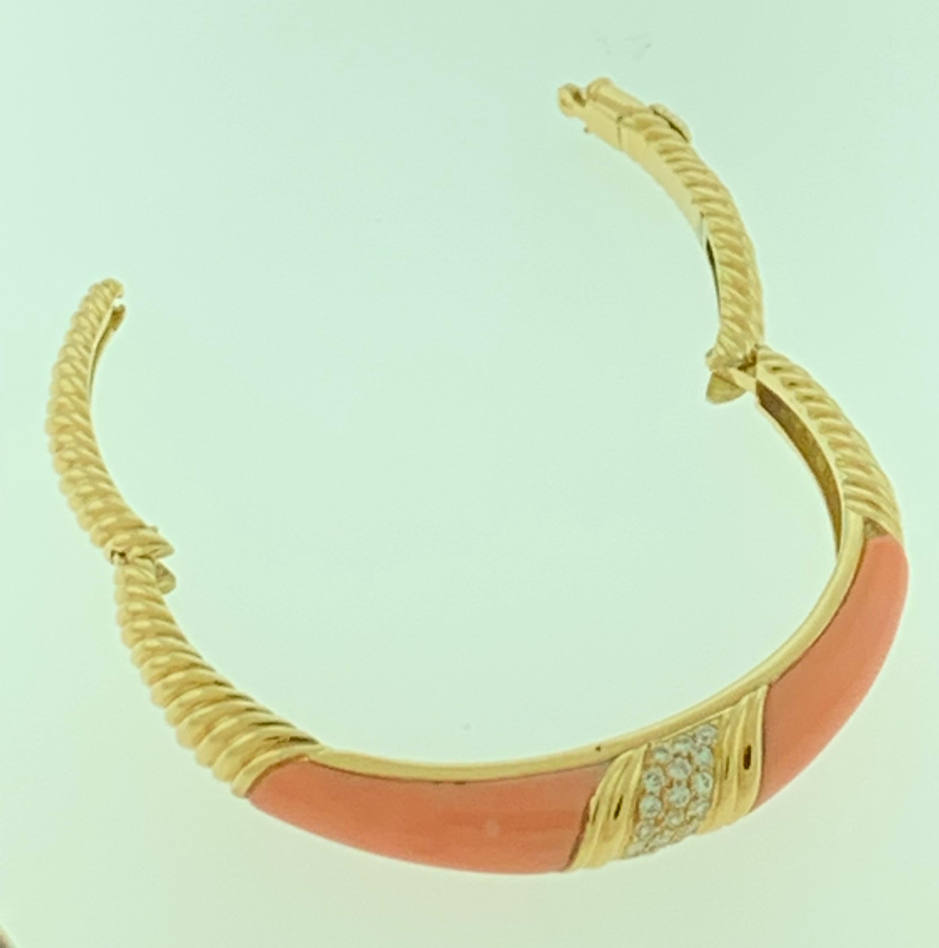 Taille ronde Bracelet manchette en or jaune 18 carats avec corail rose naturel et diamants en vente