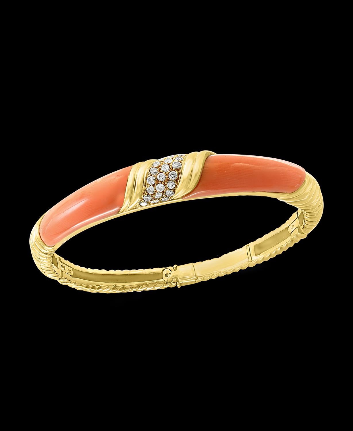 Bracelet manchette en or jaune 18 carats avec corail rose naturel et diamants Excellent état - En vente à New York, NY