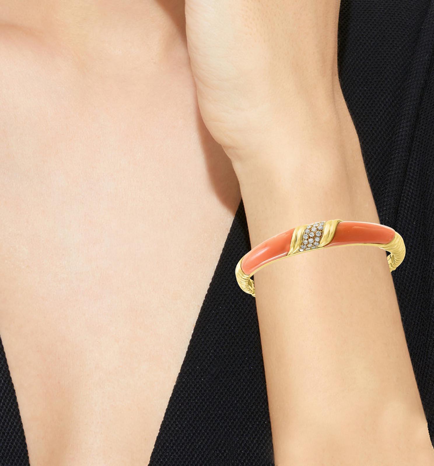 Bracelet manchette en or jaune 18 carats avec corail rose naturel et diamants Pour femmes en vente