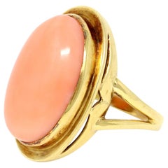Bague en or jaune 18 carats avec cabochon de corail rose naturel, c. 1960
