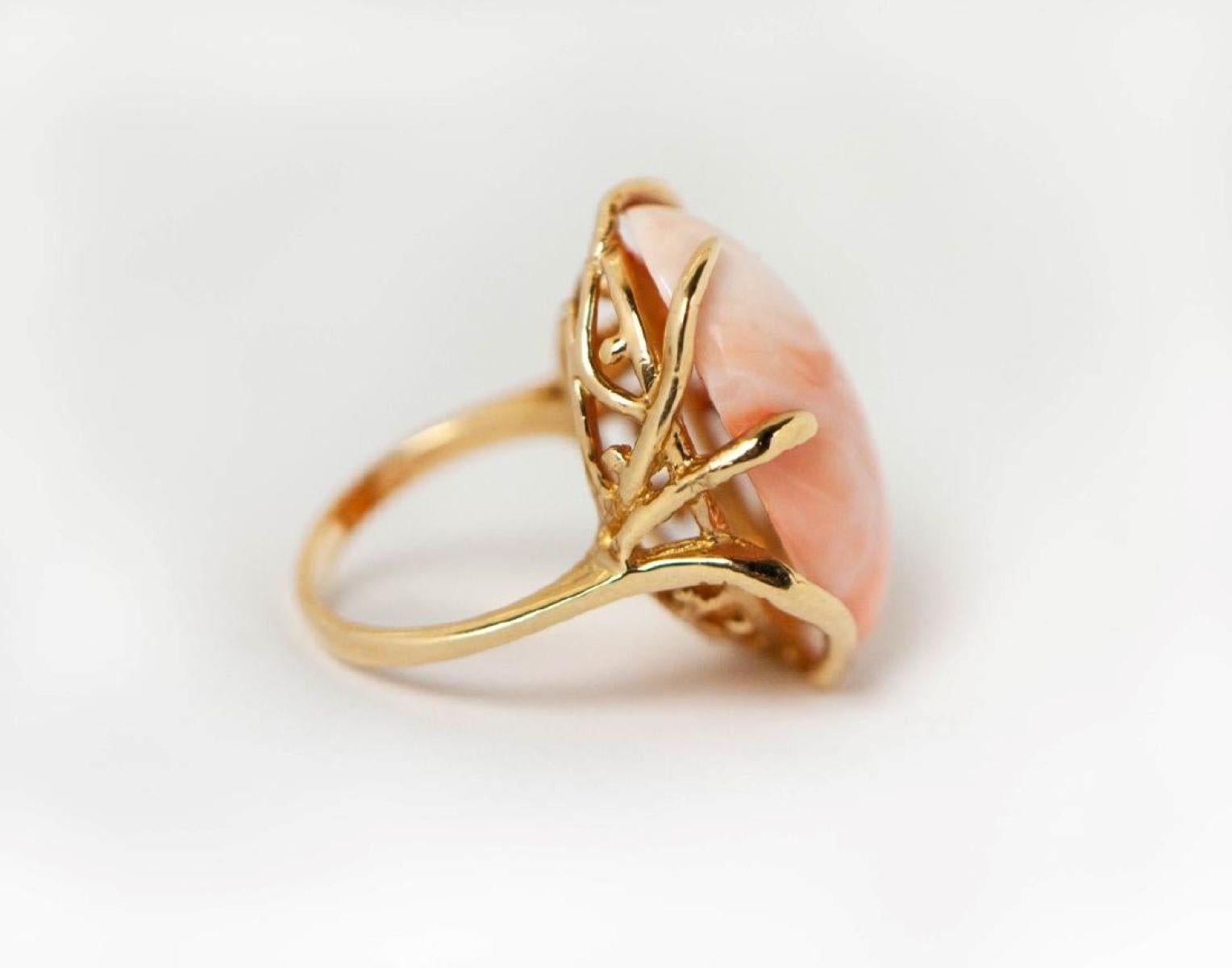 Artiste Bague en or 14 carats faite à la main en corail rose naturel en vente