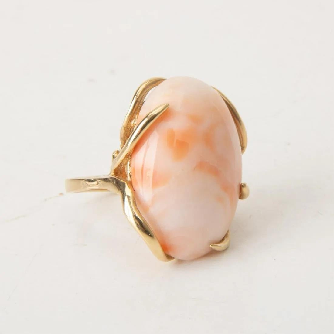 Bague en or 14 carats faite à la main en corail rose naturel en vente 1