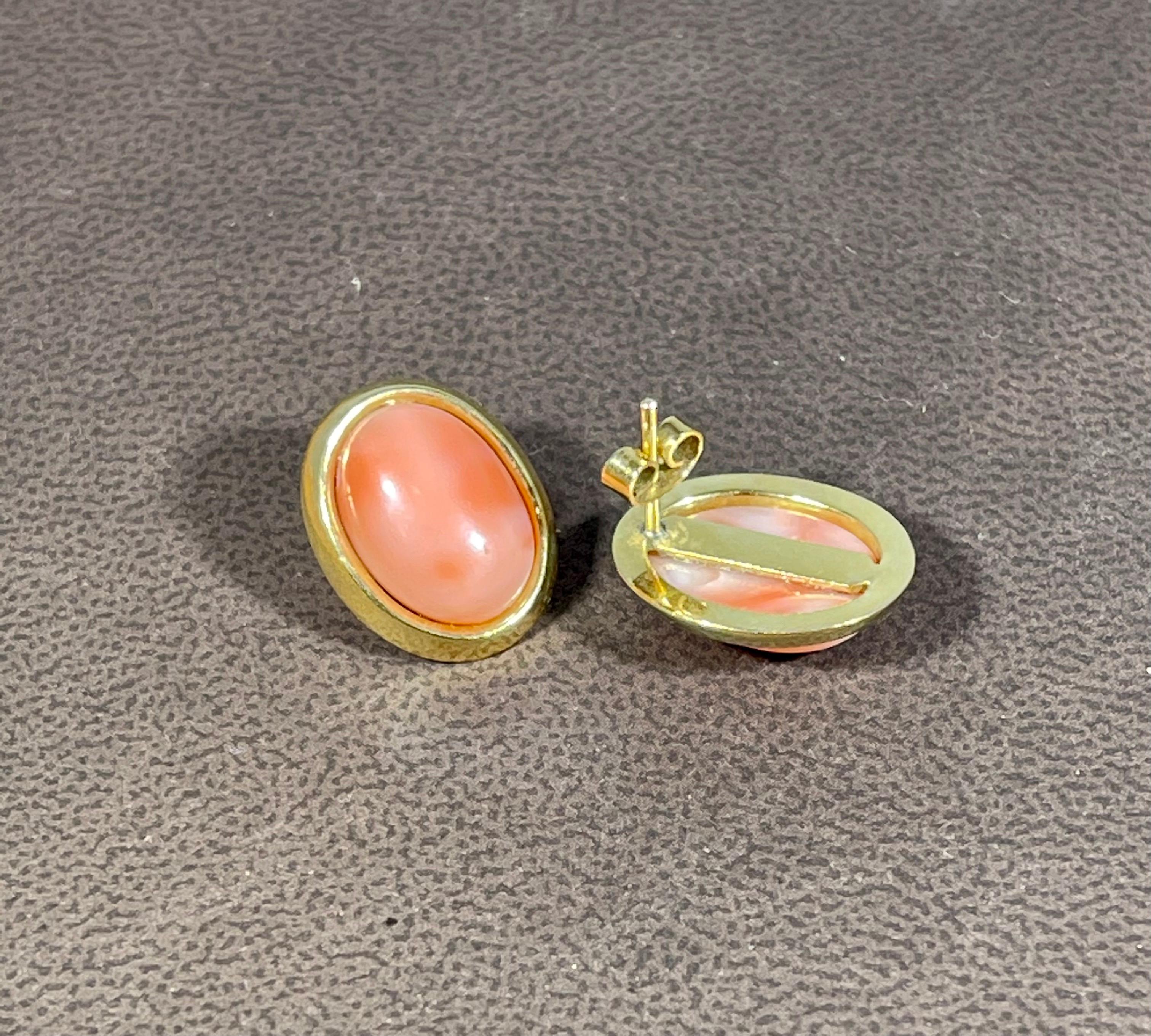 Clous d'oreilles simples en or jaune 14 carats et corail rose naturel en vente 5
