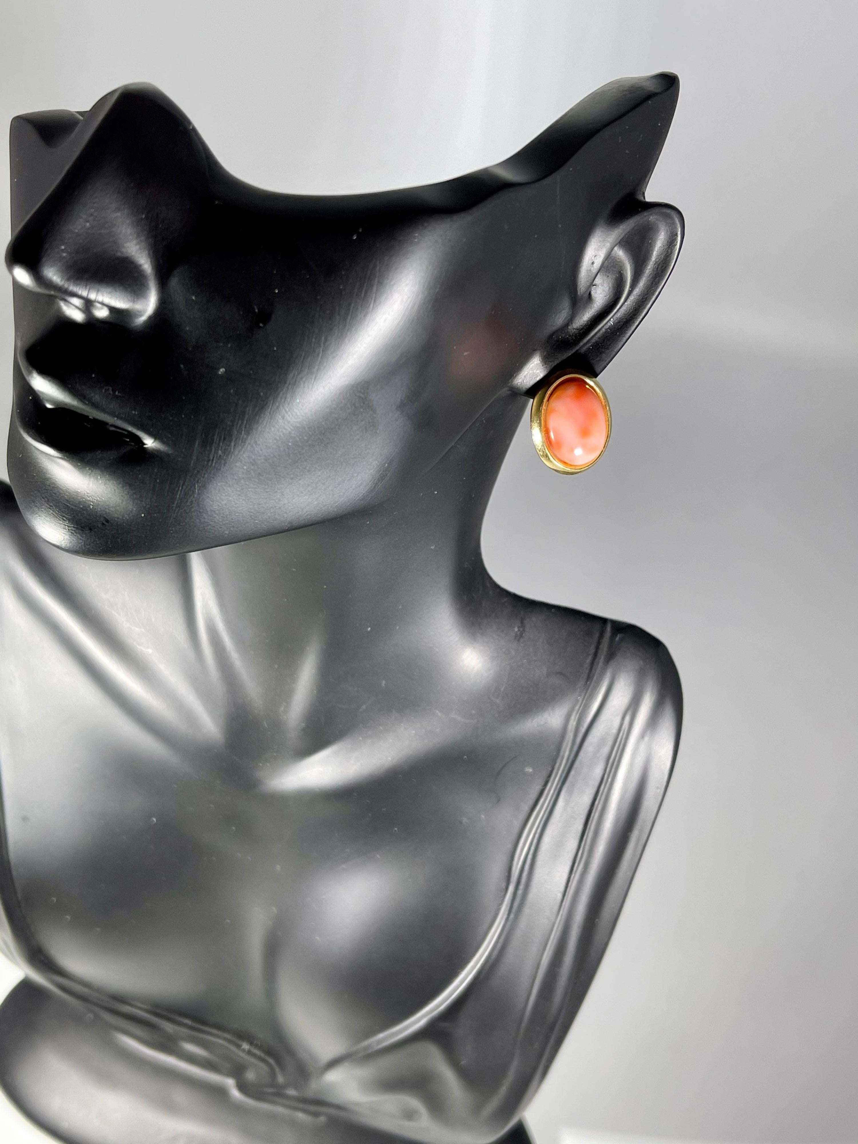 Taille cabochon Clous d'oreilles simples en or jaune 14 carats et corail rose naturel en vente