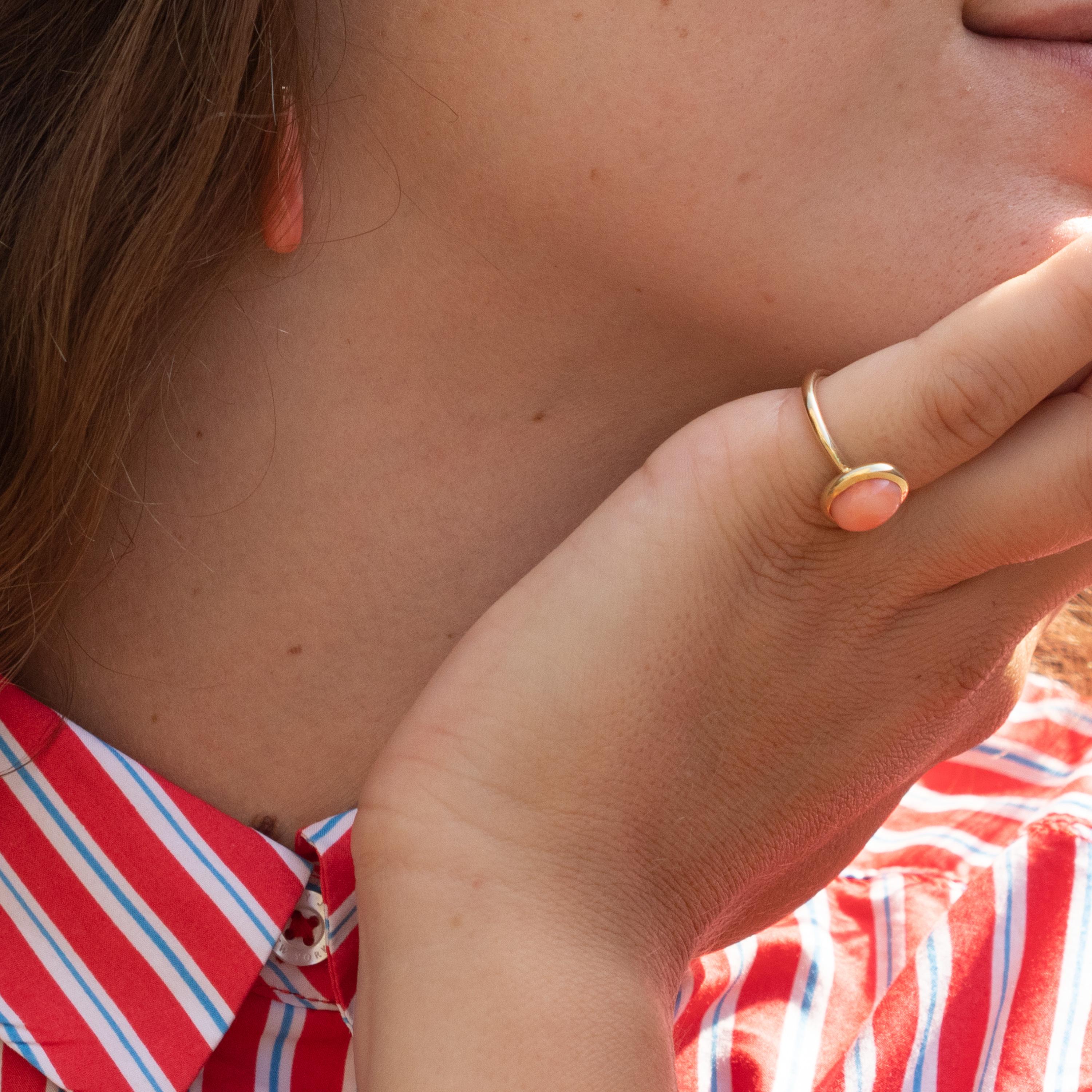 Delicado e impresionante anillo de coral natural rosa de 4 quilates. Un cabujón oval rodeado por un círculo de oro amarillo de 18 quilates. Elaborado por nuestros joyeros italianos para realzar cualquier look femenino. 
 
Este anillo está inspirado
