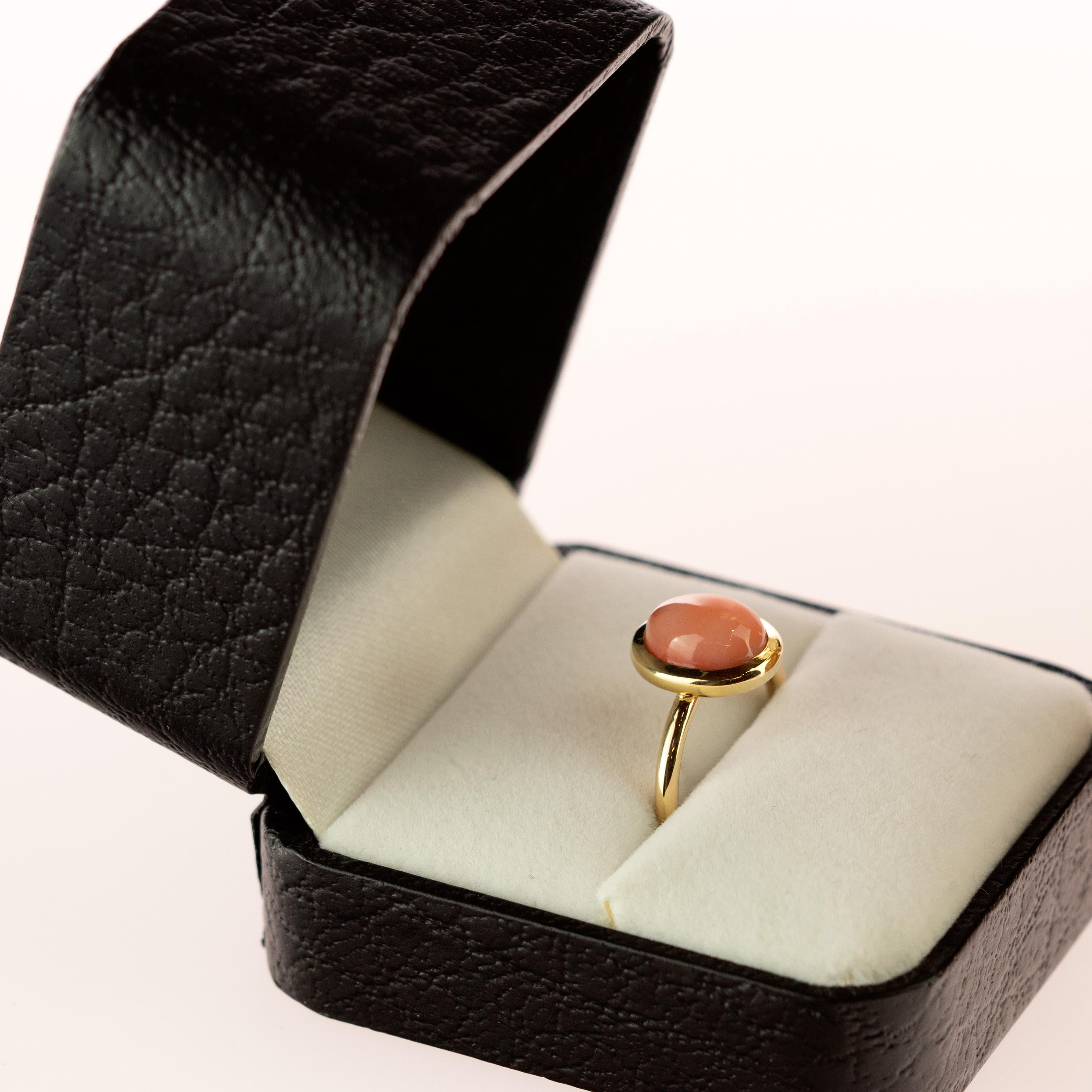 Coral Rosa Natural Solitario Cabujón Ovalado Oro 18 Kilates Anillo de Cóctel Boho Deco en Nuevo estado para la venta en Milano, IT