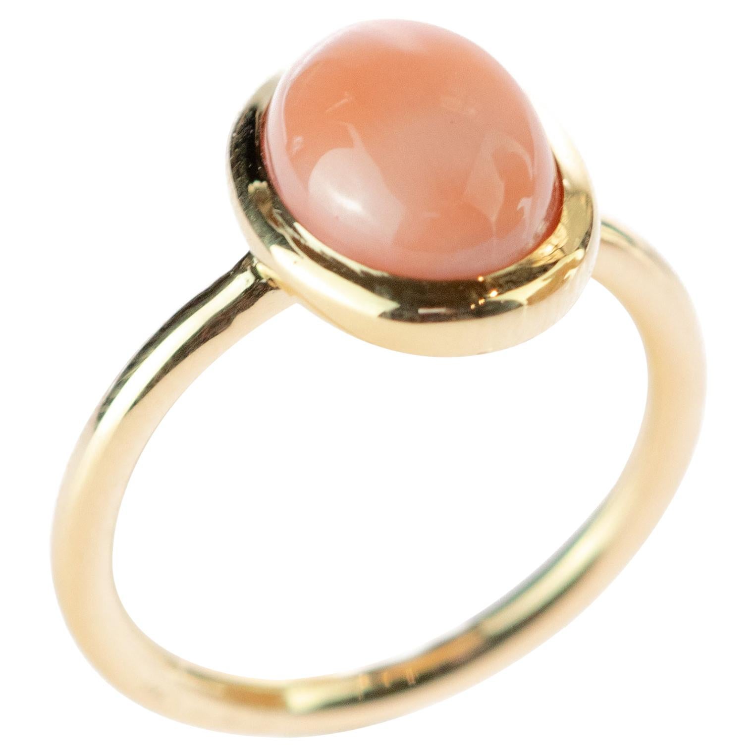Bague cocktail solitaire en or 18 carats avec cabochon ovale en corail rose naturel de style Boho Deco