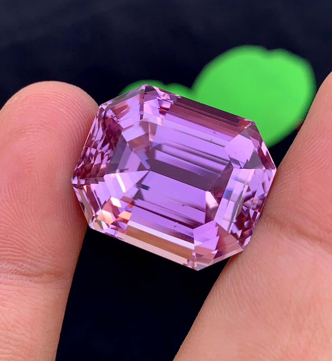 Taglio smeraldo Natural Pink Kunzite Gemstone: 80.80 Carat Emerald Cut, November Birthstone in vendita