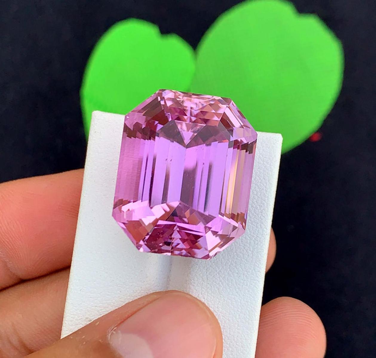 Natural Pink Kunzite Gemstone: 80.80 Carat Emerald Cut, November Birthstone In condizioni ottime in vendita a Peshawar, PK