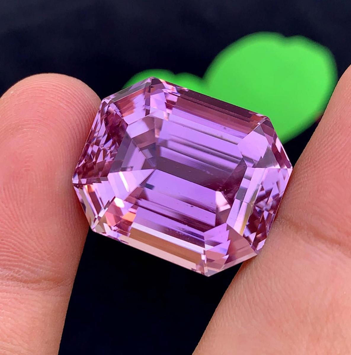 da uomo o donna Natural Pink Kunzite Gemstone: 80.80 Carat Emerald Cut, November Birthstone in vendita