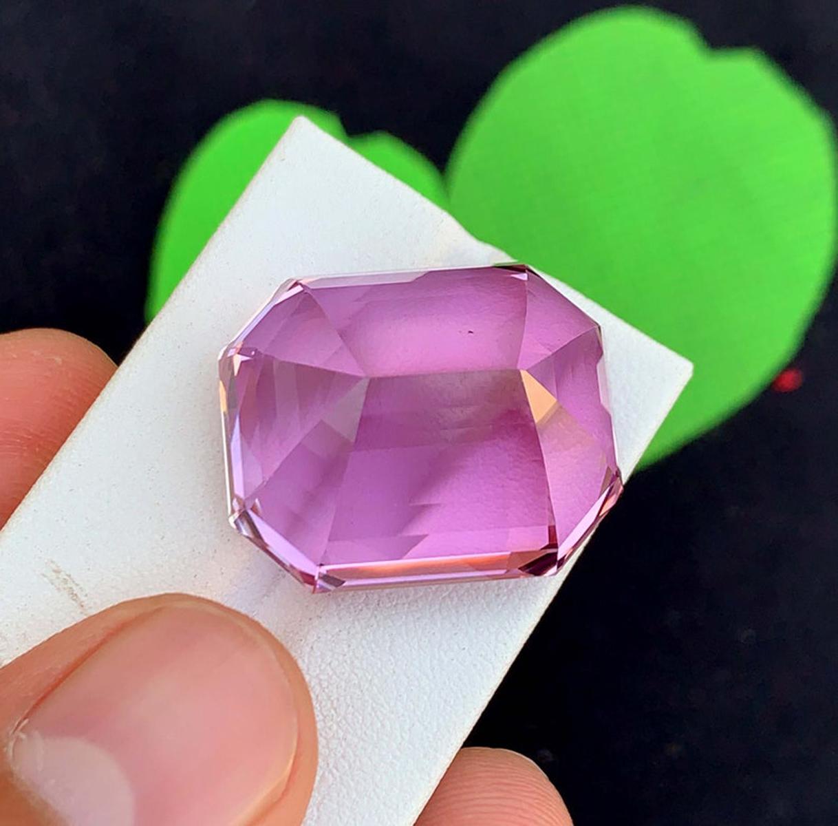 Natural Pink Kunzite Gemstone: 80.80 Carat Emerald Cut, November Birthstone in vendita 1