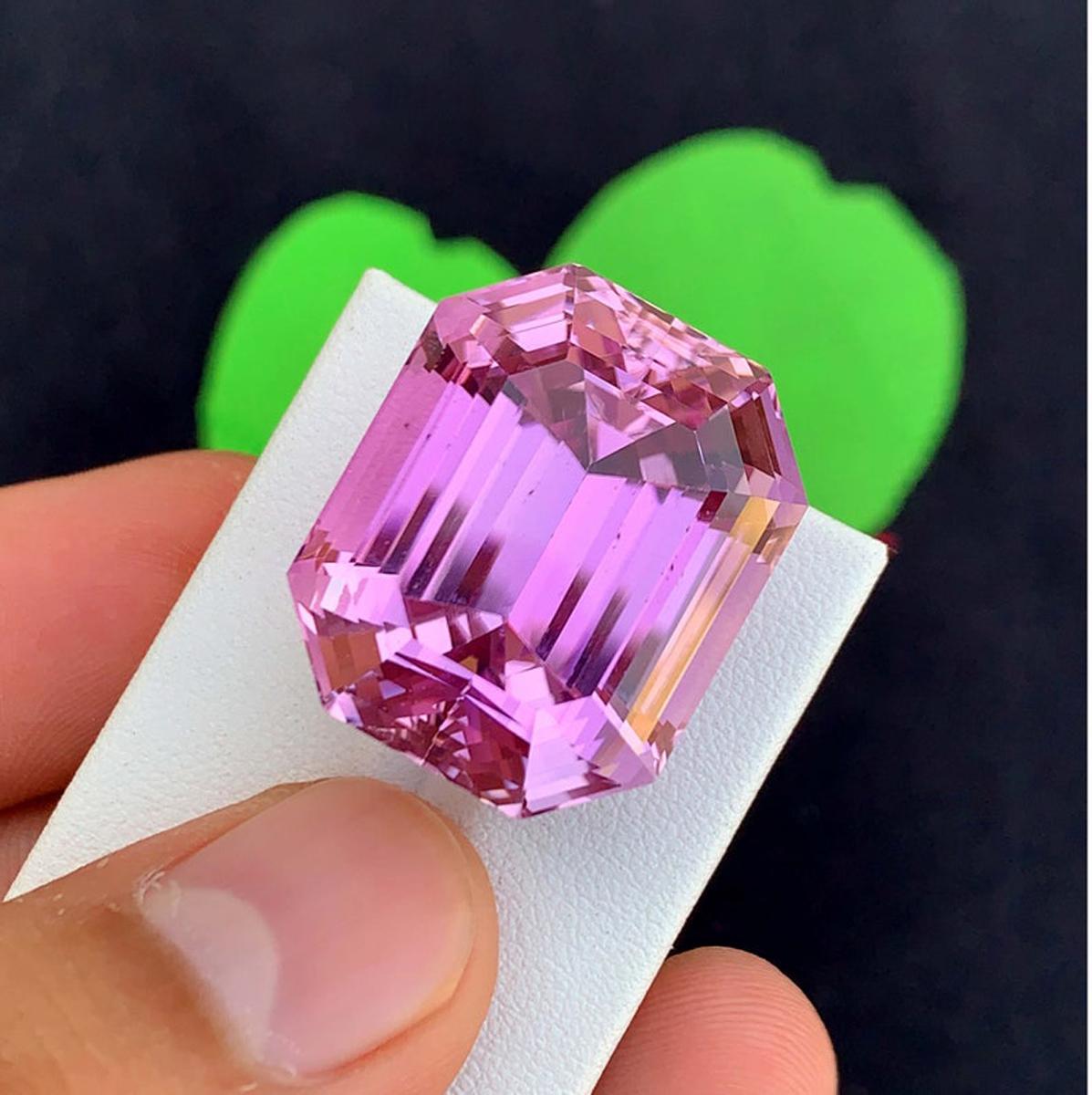 Natural Pink Kunzite Gemstone: 80.80 Carat Emerald Cut, November Birthstone in vendita 2