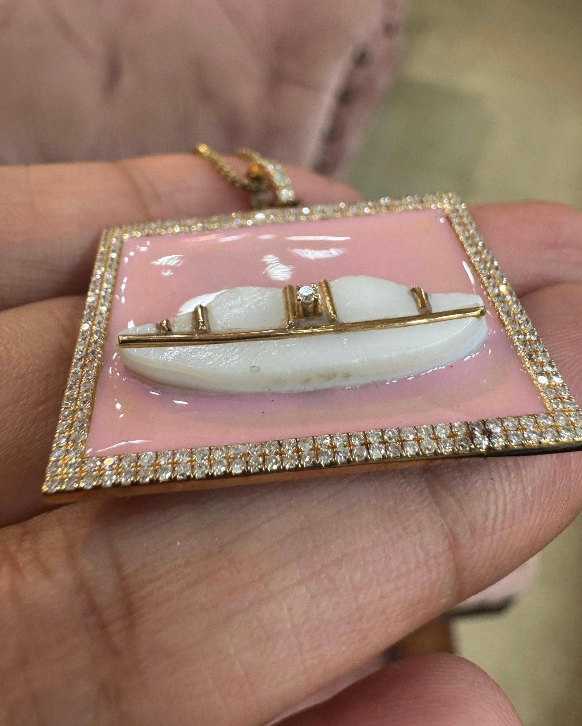 Labbra rosa naturale e pendente con diamante di madreperla in oro 14k in vendita 1