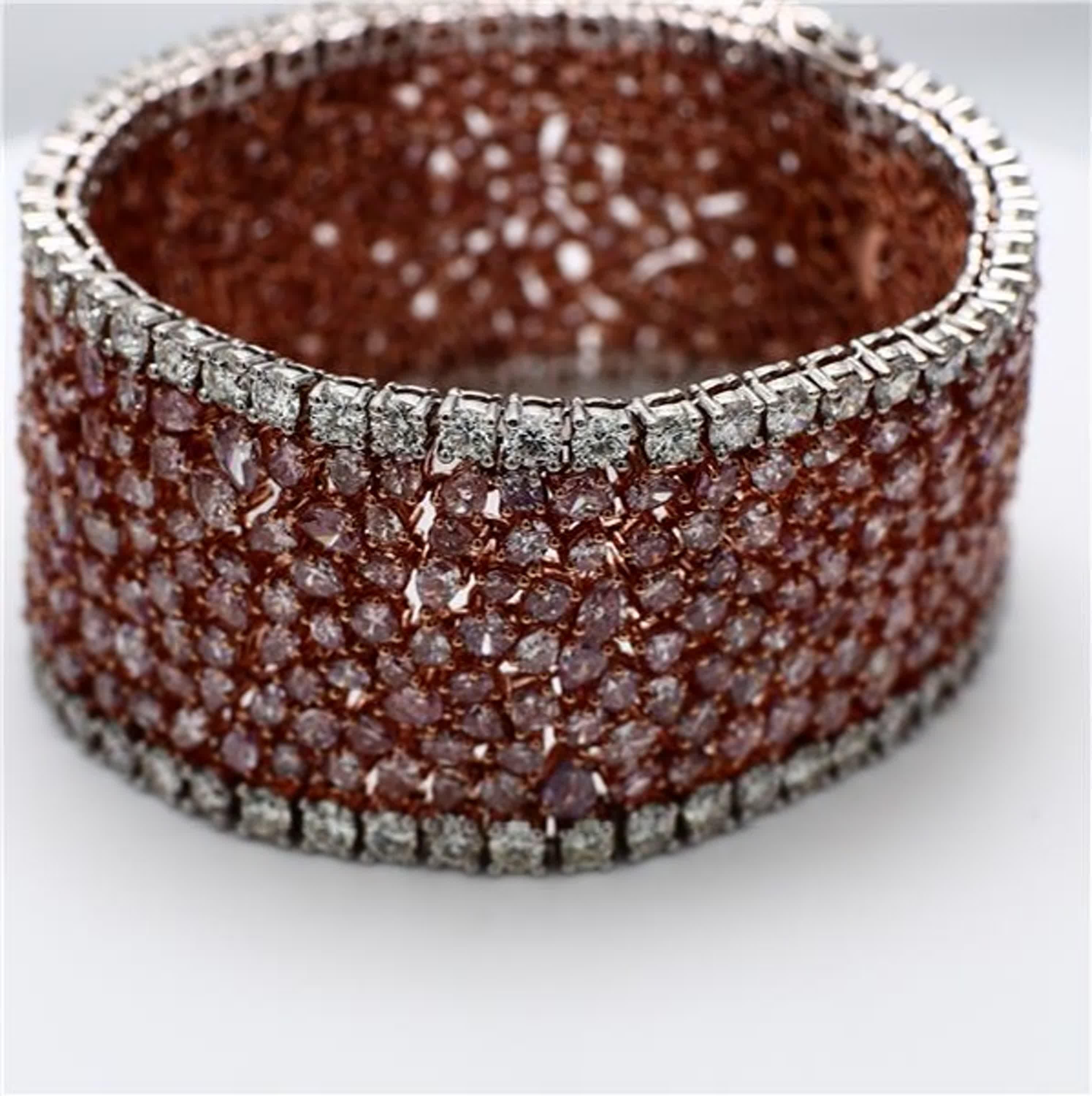 Le bracelet classique en diamants de Raregemworld. Monté dans une magnifique monture en platine et or rose et blanc 18 carats, avec un méli-mélo de diamants roses taillés en mélange, complété par un méli-mélo de diamants blancs taillés en rond. Ce