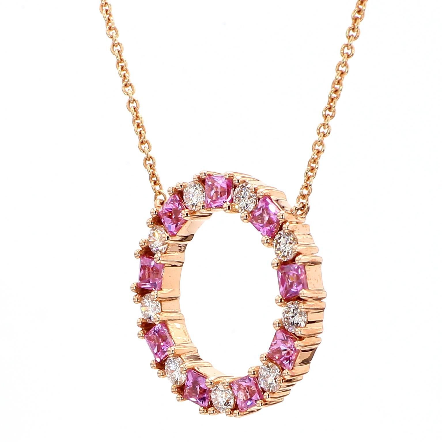 Le magnifique pendentif en saphir de Raregemworld. Monté dans une belle monture en or rose 14 carats avec des saphirs roses naturels de taille princesse complétés par des diamants blancs de taille ronde. Ce pendentif est garanti pour impressionner