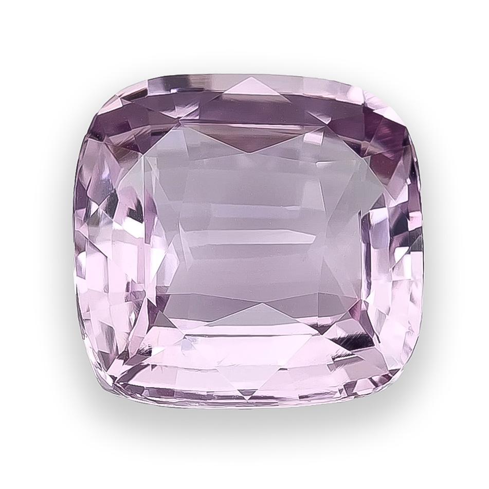 Entdecken Sie die außergewöhnliche Seltenheit dieses natürlichen rosa-violetten Taaffeits mit einem Gewicht von beeindruckenden 10,01 Karat. Dieser kissenförmige Edelstein, der für seine Seltenheit und seine faszinierende Farbe bekannt ist, ist ein