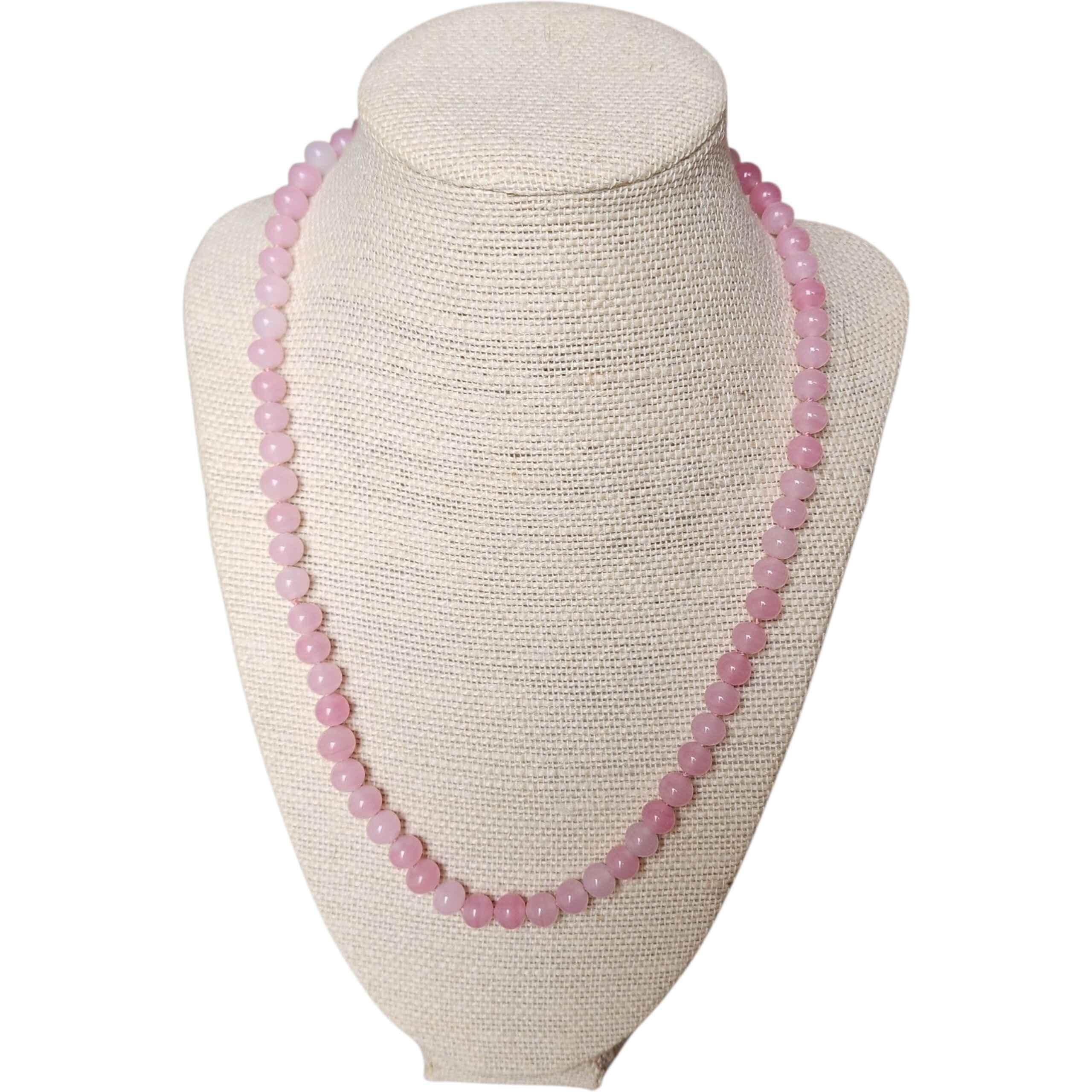 Una bellissima collana vintage di quarzo rosa naturale composta da perle di gemme rotonde levigate in una delicata sfumatura che va dai toni chiari a quelli più profondi del rosa. La morbida traslucenza e la sottile luminosità interna tipica del