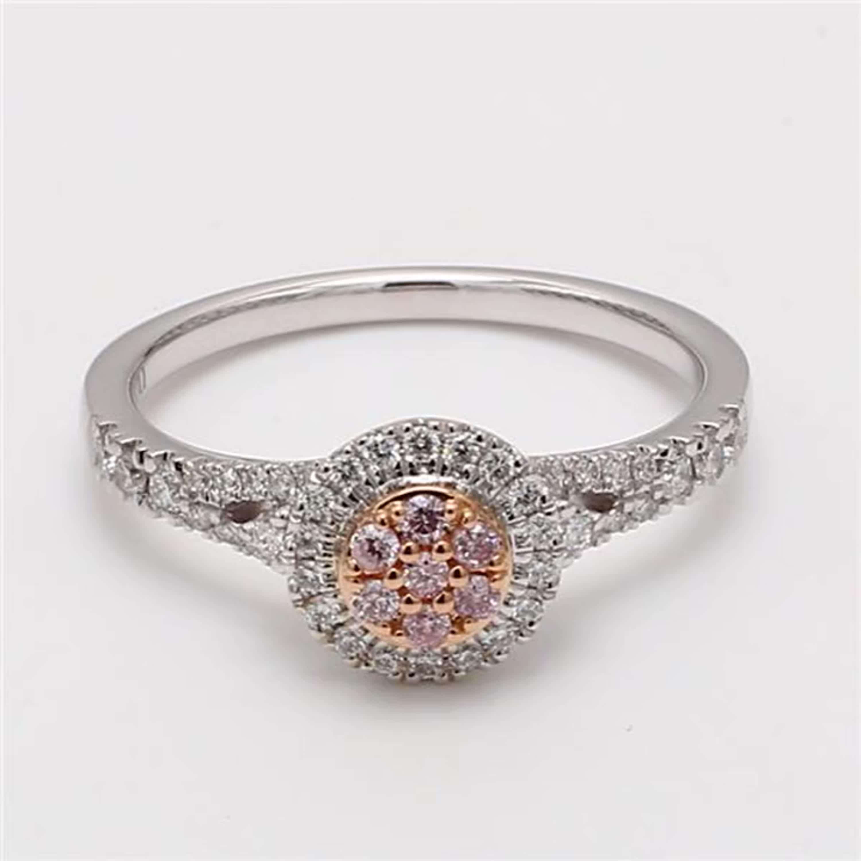 Der klassische Diamantring von RareGemWorld. Montiert in einer schönen 18K Rose und Weißgold Fassung mit natürlichen runden rosa Diamanten Nahkampf ergänzt durch natürliche runde weiße Diamanten Nahkampf. Dieser Ring wird Sie garantiert beeindrucken