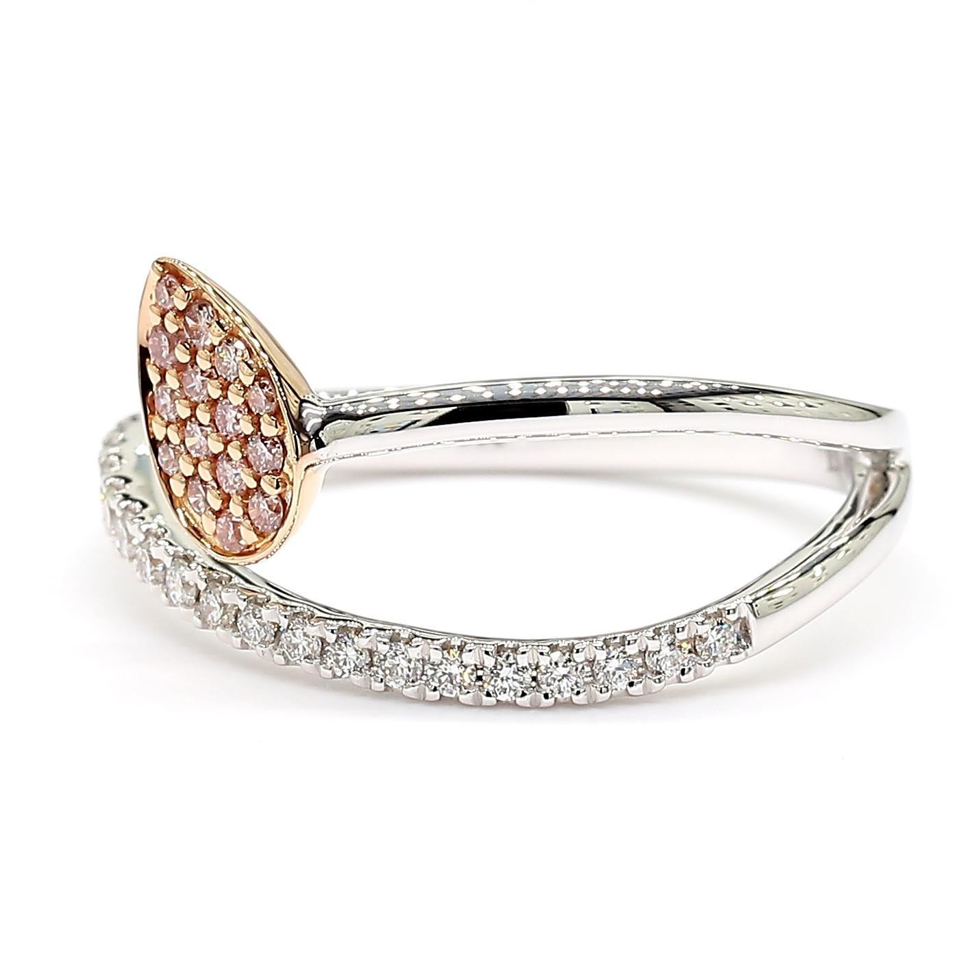 Der schöne Diamantring von RareGemWorld. Montiert in einer schönen 18K Rose und Weißgold Fassung mit natürlichen runden rosa Diamanten Nahkampf ergänzt durch natürliche runde weiße Diamanten Nahkampf. Dieser Ring wird Sie garantiert beeindrucken und