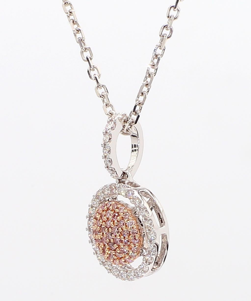 Le pendentif classique en diamant de Raregemworld. Monté dans une belle monture en or rose et blanc 18 carats avec une mêlée de diamants roses ronds naturels complétée par une mêlée de diamants blancs ronds naturels. Ce pendentif est garanti pour