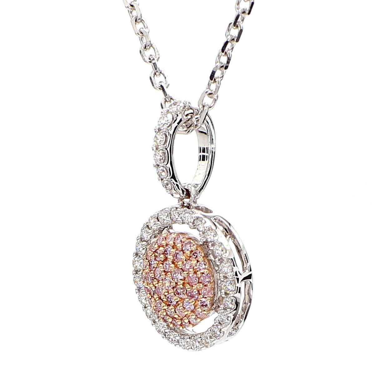 Le magnifique pendentif en diamant de Raregemworld. Monté dans une belle monture en or rose et blanc 18 carats avec une mêlée de diamants roses ronds naturels complétée par une mêlée de diamants blancs ronds naturels. Ce pendentif est garanti pour