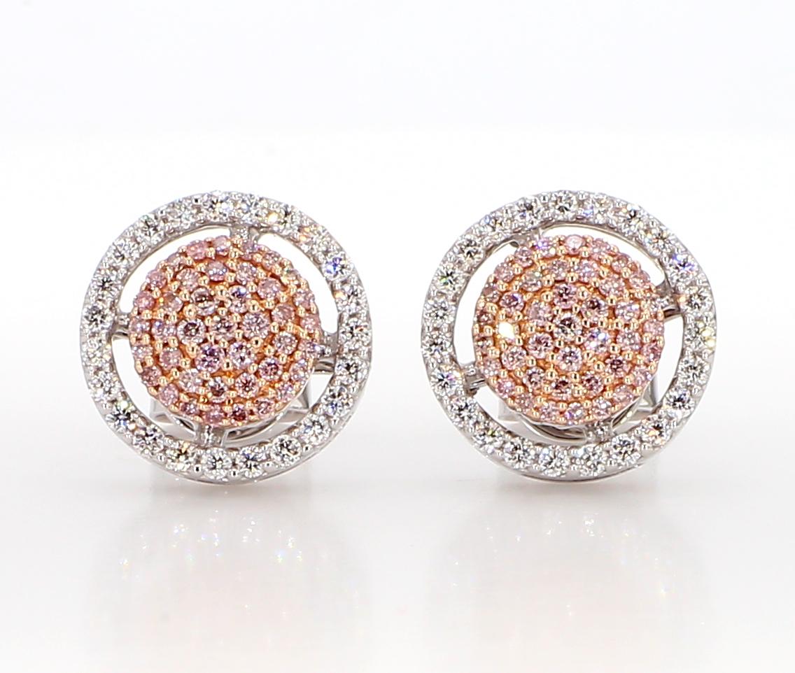 Gli orecchini di diamanti classici di RareGemWorld. Montato in una splendida montatura in oro rosa e bianco 18 carati con diamanti rosa naturali a taglio rotondo, completati da diamanti bianchi naturali a taglio rotondo. Questi orecchini sono