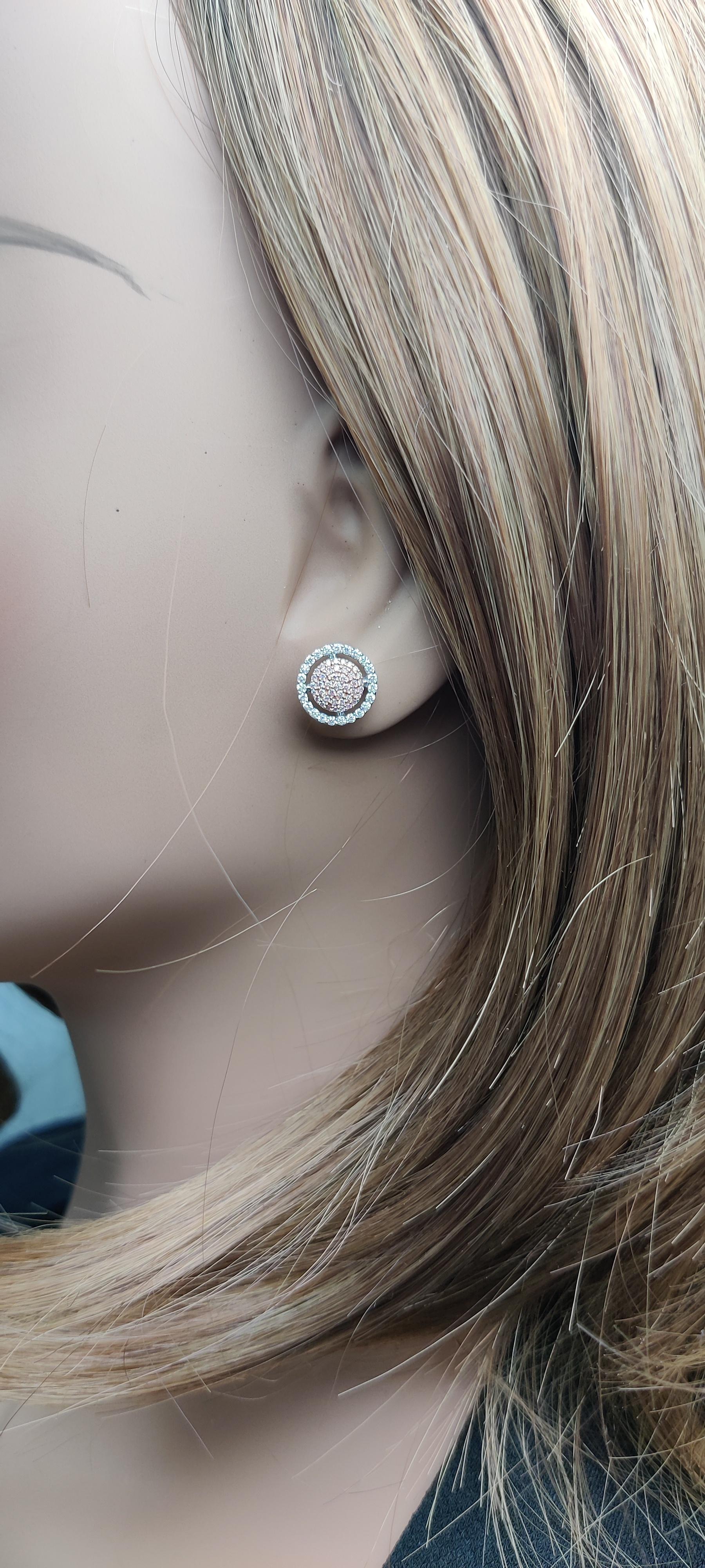 Donna Orecchini con diamante rotondo Pink Diamond 0,57 carati TW in oro in vendita
