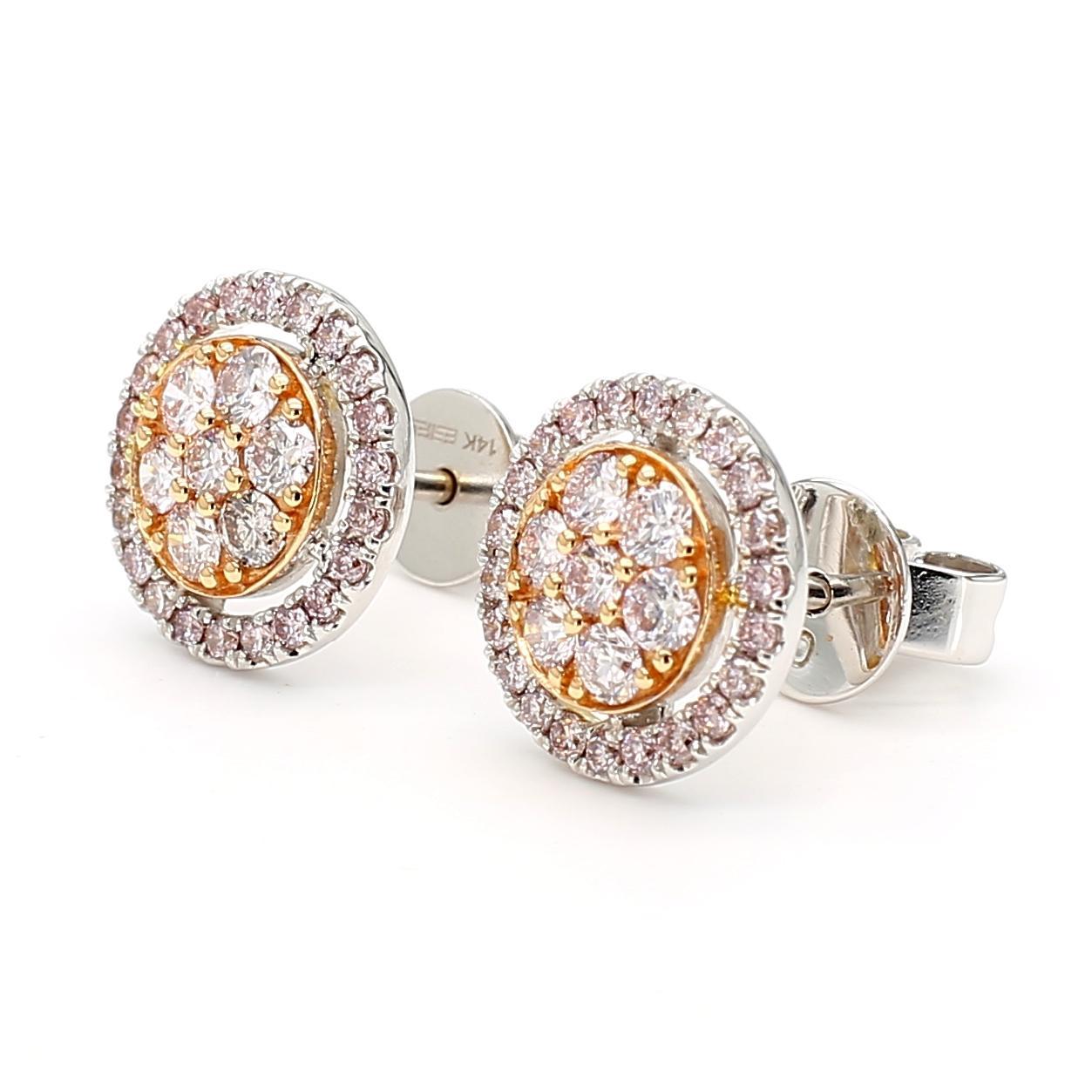 Les magnifiques boucles d'oreilles en diamant de Raregemworld. Monté dans une belle monture en or rose et blanc 18 carats avec des diamants roses de taille ronde naturelle complétés par des diamants blancs de taille ronde. Ces boucles d'oreilles
