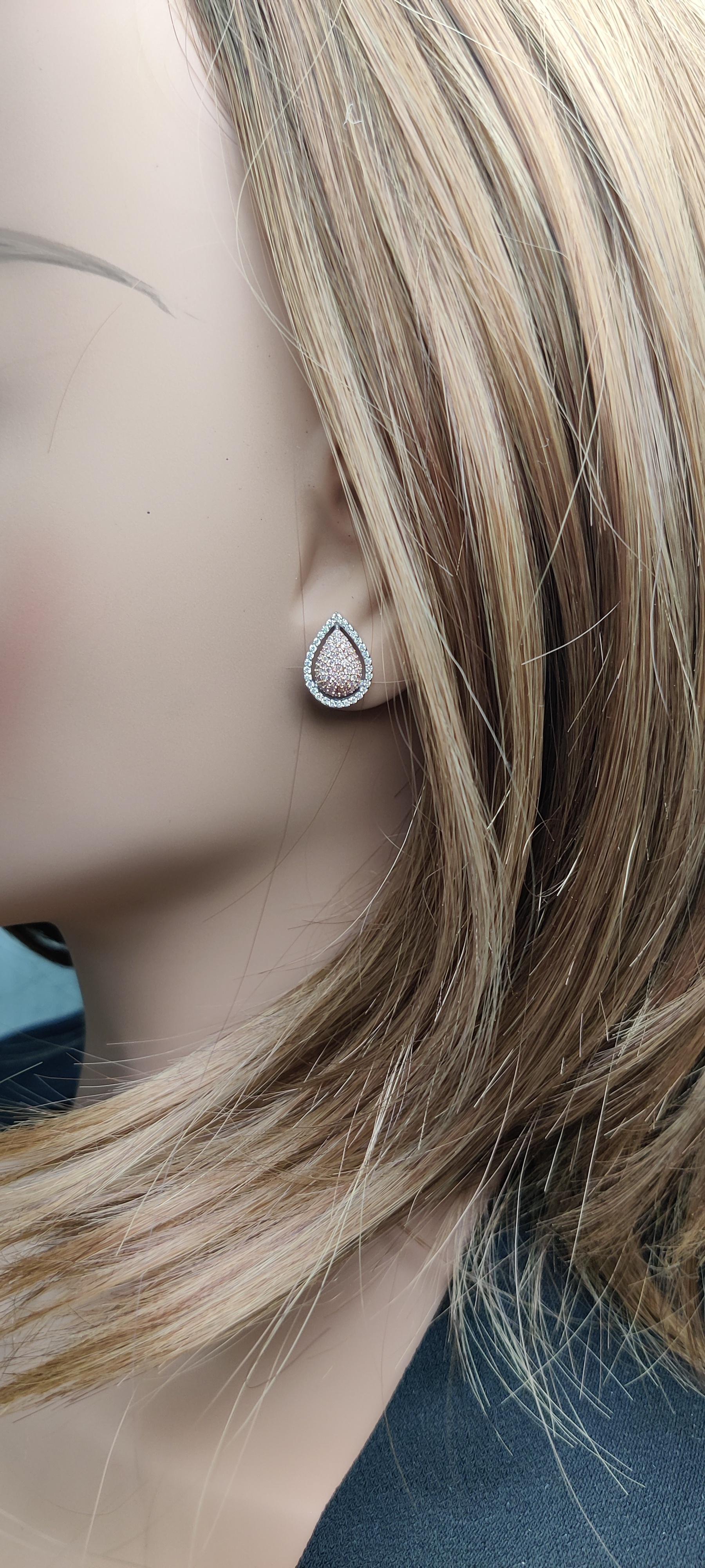 Orecchini con diamante rotondo Pink Diamond 0.70 carati TW in oro In condizioni Nuovo in vendita a New York, NY