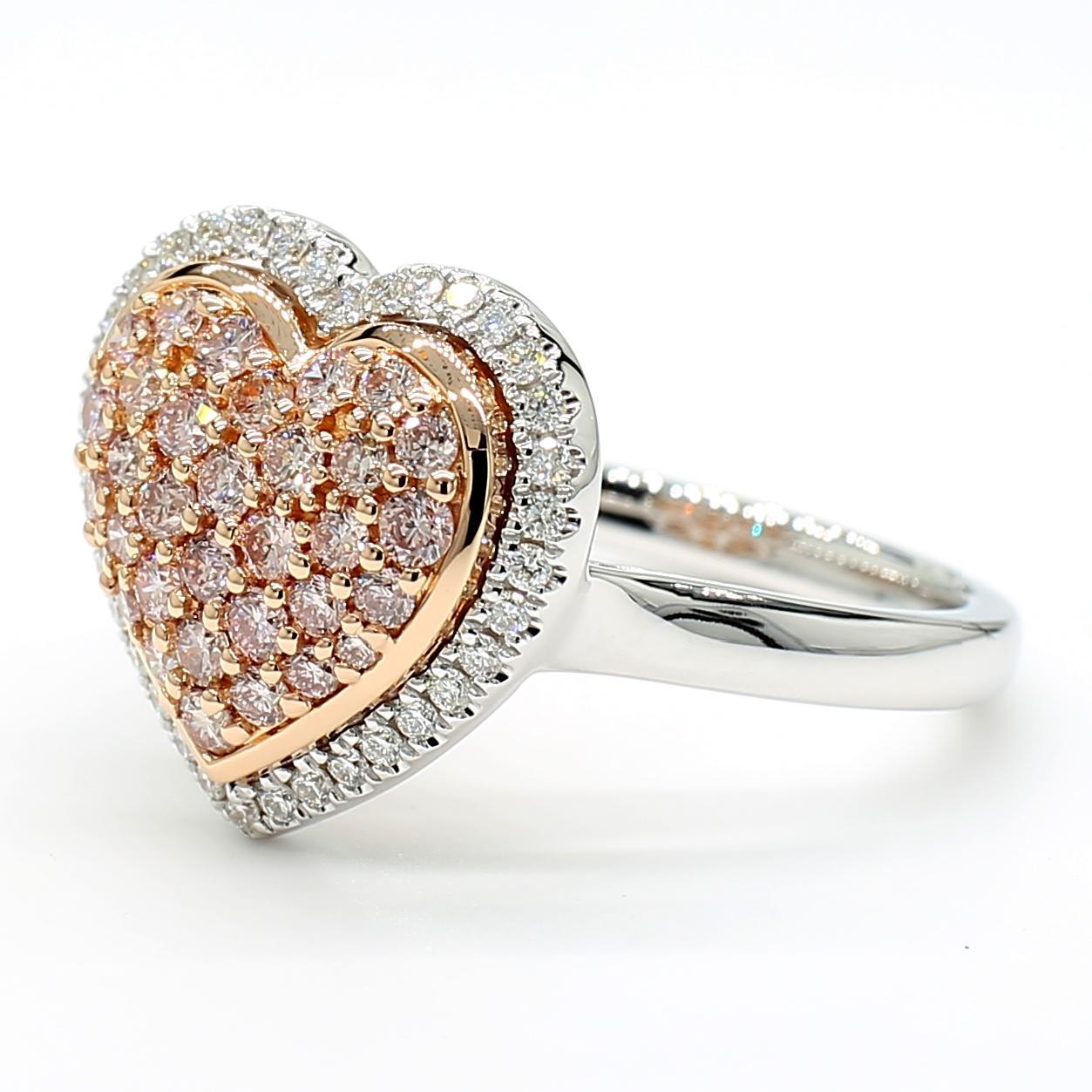 La magnifique bague en diamant de Raregemworld. Monté dans une belle monture en or rose et blanc 18 carats avec une mêlée de diamants roses ronds naturels complétée par une mêlée de diamants blancs ronds naturels. Cette bague est garantie pour